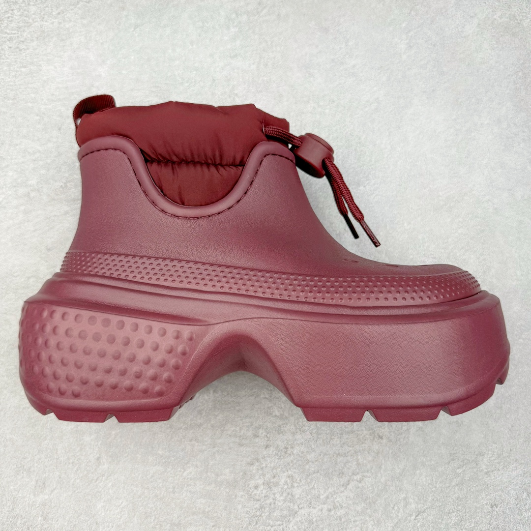 ＃DG莞产 Crocs Stomp 卡骆驰保暖雪屋蓬蓬暖靴短筒雪地靴 超强LiteRide科技缓震鞋垫加持 官方2023最新款 透明防水袋包装 注意配件需单独购买 超轻Croslite专利材料打造 鞋面更加耐用易清洗 该鞋款轻盈舒适 2002年 经典克骆格诞生 秉承外形简单 穿着舒适的初衷 不断为消费者带来舒适的穿着体验 穿出“趣”味 鞋面洞洞可搭彰显个性的智必星 一鞋两穿 可调节式后跟带增添鞋身的稳固性能 放前面变成愜意舒适的凉拖 放后面行走跑跳更加稳妥 Croslite ™材料 封闭式细胞树脂 能够在体温作用下自动变形以适应脚部形状 涉水性优秀的同时易于清洁 抓地力强 不易打滑 Crocs的核心理念：轻便 灵活 全方位的舒适感 同步官方尺码：M4（36-37） M5（37-38）M6（38-39）M7（39-40）M8（41-42）M9（42-43）M10（43-44）M11（45-46）-选品中心