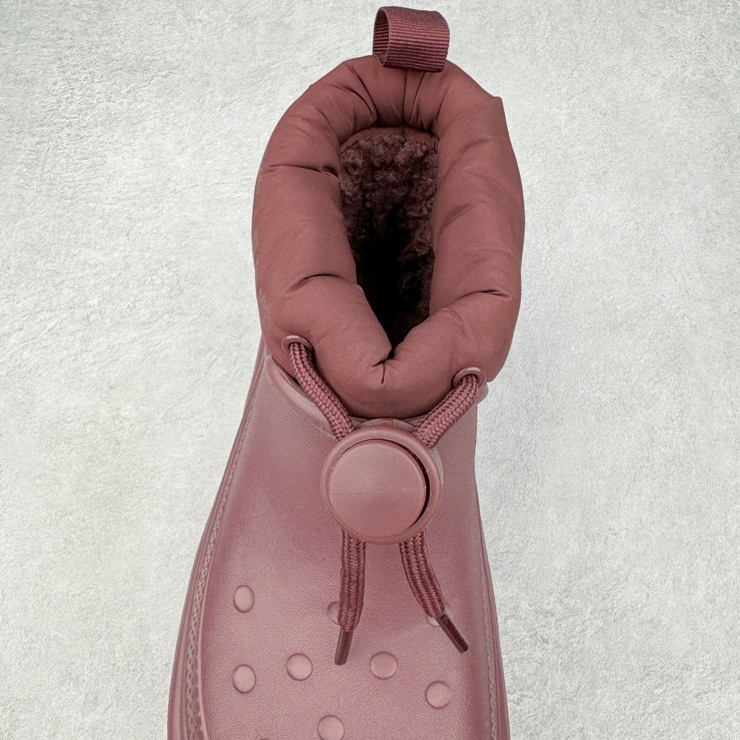 图片[5]-＃DG莞产 Crocs Stomp 卡骆驰保暖雪屋蓬蓬暖靴短筒雪地靴 超强LiteRide科技缓震鞋垫加持 官方2023最新款 透明防水袋包装 注意配件需单独购买 超轻Croslite专利材料打造 鞋面更加耐用易清洗 该鞋款轻盈舒适 2002年 经典克骆格诞生 秉承外形简单 穿着舒适的初衷 不断为消费者带来舒适的穿着体验 穿出“趣”味 鞋面洞洞可搭彰显个性的智必星 一鞋两穿 可调节式后跟带增添鞋身的稳固性能 放前面变成愜意舒适的凉拖 放后面行走跑跳更加稳妥 Croslite ™材料 封闭式细胞树脂 能够在体温作用下自动变形以适应脚部形状 涉水性优秀的同时易于清洁 抓地力强 不易打滑 Crocs的核心理念：轻便 灵活 全方位的舒适感 同步官方尺码：M4（36-37） M5（37-38）M6（38-39）M7（39-40）M8（41-42）M9（42-43）M10（43-44）M11（45-46）-选品中心