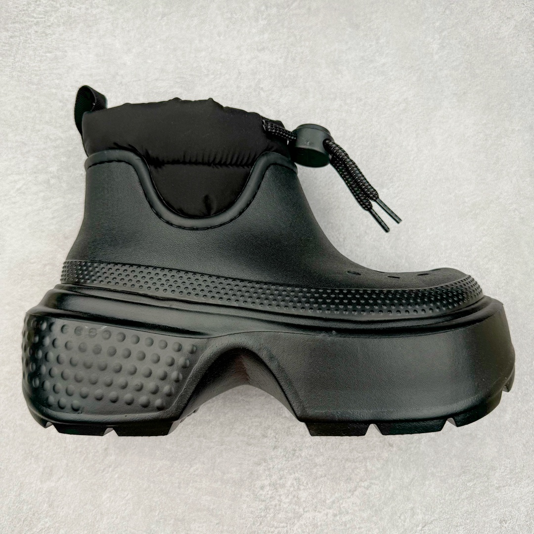 ＃DG莞产 Crocs Stomp 卡骆驰保暖雪屋蓬蓬暖靴短筒雪地靴 超强LiteRide科技缓震鞋垫加持 官方2023最新款 透明防水袋包装 注意配件需单独购买 超轻Croslite专利材料打造 鞋面更加耐用易清洗 该鞋款轻盈舒适 2002年 经典克骆格诞生 秉承外形简单 穿着舒适的初衷 不断为消费者带来舒适的穿着体验 穿出“趣”味 鞋面洞洞可搭彰显个性的智必星 一鞋两穿 可调节式后跟带增添鞋身的稳固性能 放前面变成愜意舒适的凉拖 放后面行走跑跳更加稳妥 Croslite ™材料 封闭式细胞树脂 能够在体温作用下自动变形以适应脚部形状 涉水性优秀的同时易于清洁 抓地力强 不易打滑 Crocs的核心理念：轻便 灵活 全方位的舒适感 同步官方尺码：M4（36-37） M5（37-38）M6（38-39）M7（39-40）M8（41-42）M9（42-43）M10（43-44）M11（45-46）-选品中心