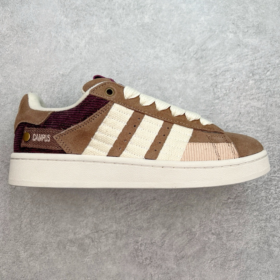 图片[6]-＃C版纯原 AD Originals Campus 00s 学院系列面包风经典复古低帮百搭休闲运动板鞋 原鞋开发 正确版型 市面唯一全鞋采用原厂头层SD皮料 正确宽版鞋盒 清洁度完美 诠释最高工艺 这次 Originals 选择了以经典复古鞋型 Campus 为蓝本打造全新面包鞋 这款鞋型联名不断 冠希当年对它更是钟爱有加 论牌面丝毫不输贝壳头、Forum 等大热鞋型 这次 Campus 一改 80 年代的瘦长造型 鞋舌、鞋身、鞋底甚至细节都变大了 营造出千禧年前后流行的面包鞋宽大廓形 因此鞋名改为 Campus 00s 鞋身采用绒面皮料搭配白色常规皮革 质感上还是延续了经典 Campus 的设计 鞋舌填充更加饱满 让鞋款整体看起来更加圆润 搭配上这款浅蓝配色 「蓝胖子」造型真的很可爱 鞋舌还加入了与以往 Campus 不同的全新三叶草 Logo 令造型更具千禧气息 鞋带也采用了加宽的设计 如果你不喜欢 这次还附送了传统鞋带可以替换 鞋底采用了米黄做旧设计 凸显鞋款的复古年代感 除了清新可人的浅蓝配色 还有一款酷灰配色 造型更加硬朗复古 而且相比浅蓝配色更加耐脏 尺码：36 36⅔ 37⅓ 38 38⅔ 39⅓ 40 40⅔ 41⅓ 42 42⅔ 43⅓ 44 44 ⅓ 45-选品中心