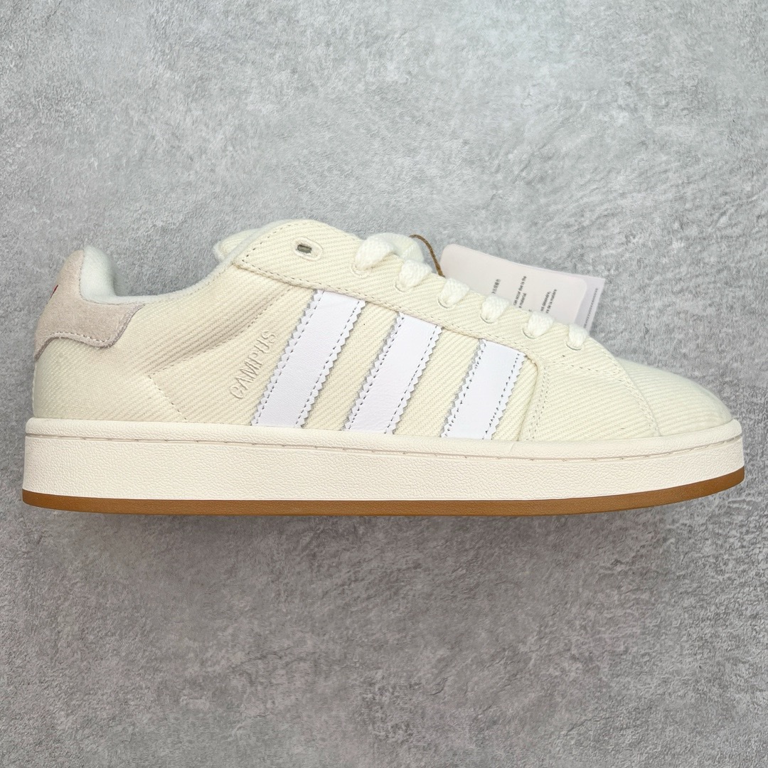图片[8]-＃C版纯原 AD Originals Campus 00s 学院系列面包风经典复古低帮百搭休闲运动板鞋 原鞋开发 正确版型 市面唯一全鞋采用原厂头层SD皮料 正确宽版鞋盒 清洁度完美 诠释最高工艺 这次 Originals 选择了以经典复古鞋型 Campus 为蓝本打造全新面包鞋 这款鞋型联名不断 冠希当年对它更是钟爱有加 论牌面丝毫不输贝壳头、Forum 等大热鞋型 这次 Campus 一改 80 年代的瘦长造型 鞋舌、鞋身、鞋底甚至细节都变大了 营造出千禧年前后流行的面包鞋宽大廓形 因此鞋名改为 Campus 00s 鞋身采用绒面皮料搭配白色常规皮革 质感上还是延续了经典 Campus 的设计 鞋舌填充更加饱满 让鞋款整体看起来更加圆润 搭配上这款浅蓝配色 「蓝胖子」造型真的很可爱 鞋舌还加入了与以往 Campus 不同的全新三叶草 Logo 令造型更具千禧气息 鞋带也采用了加宽的设计 如果你不喜欢 这次还附送了传统鞋带可以替换 鞋底采用了米黄做旧设计 凸显鞋款的复古年代感 除了清新可人的浅蓝配色 还有一款酷灰配色 造型更加硬朗复古 而且相比浅蓝配色更加耐脏 尺码：36 36⅔ 37⅓ 38 38⅔ 39⅓ 40 40⅔ 41⅓ 42 42⅔ 43⅓ 44 44 ⅓ 45-选品中心