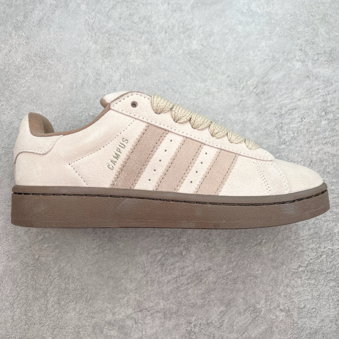 图片[7]-＃C版纯原 AD Originals Campus 00s 学院系列面包风经典复古低帮百搭休闲运动板鞋 原鞋开发 正确版型 市面唯一全鞋采用原厂头层SD皮料 正确宽版鞋盒 清洁度完美 诠释最高工艺 这次 Originals 选择了以经典复古鞋型 Campus 为蓝本打造全新面包鞋 这款鞋型联名不断 冠希当年对它更是钟爱有加 论牌面丝毫不输贝壳头、Forum 等大热鞋型 这次 Campus 一改 80 年代的瘦长造型 鞋舌、鞋身、鞋底甚至细节都变大了 营造出千禧年前后流行的面包鞋宽大廓形 因此鞋名改为 Campus 00s 鞋身采用绒面皮料搭配白色常规皮革 质感上还是延续了经典 Campus 的设计 鞋舌填充更加饱满 让鞋款整体看起来更加圆润 搭配上这款浅蓝配色 「蓝胖子」造型真的很可爱 鞋舌还加入了与以往 Campus 不同的全新三叶草 Logo 令造型更具千禧气息 鞋带也采用了加宽的设计 如果你不喜欢 这次还附送了传统鞋带可以替换 鞋底采用了米黄做旧设计 凸显鞋款的复古年代感 除了清新可人的浅蓝配色 还有一款酷灰配色 造型更加硬朗复古 而且相比浅蓝配色更加耐脏 尺码：36 36⅔ 37⅓ 38 38⅔ 39⅓ 40 40⅔ 41⅓ 42 42⅔ 43⅓ 44 44 ⅓ 45-选品中心