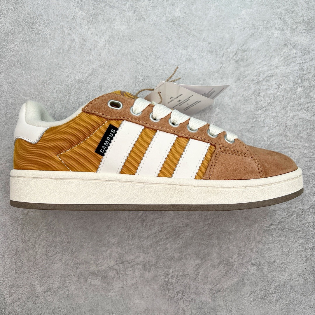 图片[9]-＃C版纯原 AD Originals Campus 00s 学院系列面包风经典复古低帮百搭休闲运动板鞋 原鞋开发 正确版型 市面唯一全鞋采用原厂头层SD皮料 正确宽版鞋盒 清洁度完美 诠释最高工艺 这次 Originals 选择了以经典复古鞋型 Campus 为蓝本打造全新面包鞋 这款鞋型联名不断 冠希当年对它更是钟爱有加 论牌面丝毫不输贝壳头、Forum 等大热鞋型 这次 Campus 一改 80 年代的瘦长造型 鞋舌、鞋身、鞋底甚至细节都变大了 营造出千禧年前后流行的面包鞋宽大廓形 因此鞋名改为 Campus 00s 鞋身采用绒面皮料搭配白色常规皮革 质感上还是延续了经典 Campus 的设计 鞋舌填充更加饱满 让鞋款整体看起来更加圆润 搭配上这款浅蓝配色 「蓝胖子」造型真的很可爱 鞋舌还加入了与以往 Campus 不同的全新三叶草 Logo 令造型更具千禧气息 鞋带也采用了加宽的设计 如果你不喜欢 这次还附送了传统鞋带可以替换 鞋底采用了米黄做旧设计 凸显鞋款的复古年代感 除了清新可人的浅蓝配色 还有一款酷灰配色 造型更加硬朗复古 而且相比浅蓝配色更加耐脏 尺码：36 36⅔ 37⅓ 38 38⅔ 39⅓ 40 40⅔ 41⅓ 42 42⅔ 43⅓ 44 44 ⅓ 45-选品中心