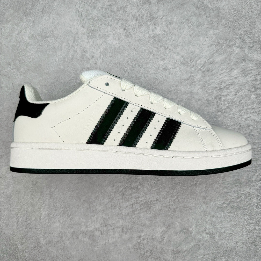 图片[7]-＃C版纯原 AD Originals Campus 00s 学院系列面包风经典复古低帮百搭休闲运动板鞋 原鞋开发 正确版型 市面唯一全鞋采用原厂头层SD皮料 正确宽版鞋盒 清洁度完美 诠释最高工艺 这次 Originals 选择了以经典复古鞋型 Campus 为蓝本打造全新面包鞋 这款鞋型联名不断 冠希当年对它更是钟爱有加 论牌面丝毫不输贝壳头、Forum 等大热鞋型 这次 Campus 一改 80 年代的瘦长造型 鞋舌、鞋身、鞋底甚至细节都变大了 营造出千禧年前后流行的面包鞋宽大廓形 因此鞋名改为 Campus 00s 鞋身采用绒面皮料搭配白色常规皮革 质感上还是延续了经典 Campus 的设计 鞋舌填充更加饱满 让鞋款整体看起来更加圆润 搭配上这款浅蓝配色 「蓝胖子」造型真的很可爱 鞋舌还加入了与以往 Campus 不同的全新三叶草 Logo 令造型更具千禧气息 鞋带也采用了加宽的设计 如果你不喜欢 这次还附送了传统鞋带可以替换 鞋底采用了米黄做旧设计 凸显鞋款的复古年代感 除了清新可人的浅蓝配色 还有一款酷灰配色 造型更加硬朗复古 而且相比浅蓝配色更加耐脏 尺码：36 36⅔ 37⅓ 38 38⅔ 39⅓ 40 40⅔ 41⅓ 42 42⅔ 43⅓ 44 44 ⅓ 45-选品中心