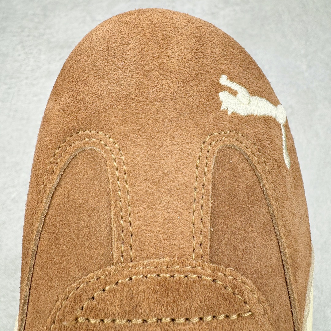 图片[15]-＃HP纯原 Open YY x Puma Speedca OG 彪马极速赛车系列低帮德训风拼接复古百搭休闲运动赛车鞋 OPEN YY x Puma Speedcat，成为韩国 2024 年至今最热鞋款，引发本地玩家排队疯抢，而缔造者之一 OPEN YY 早已席卷韩国时尚圈，并正试图用 Puma 联名等方式，将「首尔辣妹美学」带向全球。本次与「首尔辣妹衣柜」 OPEN YY 联名，发售之外还在乐天世界购物中心举办 POP UP，时尚博主纷纷到场打卡，让 Puma 的「IT Shoes」进一步拓展韩国市场，本次共发售 3 款配色，粉金、沙银更受女玩家喜爱，用以搭配裙装、运动裤，黑银则低调前卫，且男码几乎无溢价；而让不少玩家「提前种草」的，则是 OPEN YY 示范的「彩色丝袜 blokette 混搭」，配合干燥迷幻的亚文化氛围，成为不少女生的「新搭配指南」， POP UP 现场和近两天的社媒上脚图中，不少玩家继续用本次联名 Speedcat 玩转 blokette，并强调 Speedcat 与其他平底运动鞋相比，更加前卫、性感；Speedcat 外，OPEN YY 还将 Puma 的 Tracksuit、复古运动外套等单品，融入自身的「首尔辣妹美学」， 千禧银、赛车印花设计，颇为符合当下首尔街头日常着装的审美，也同样在发售时受到追捧。尺码：35.5 36 37 37.5 38 38.5 39 40 40.5 41 42 42.5 43 44 45-选品中心