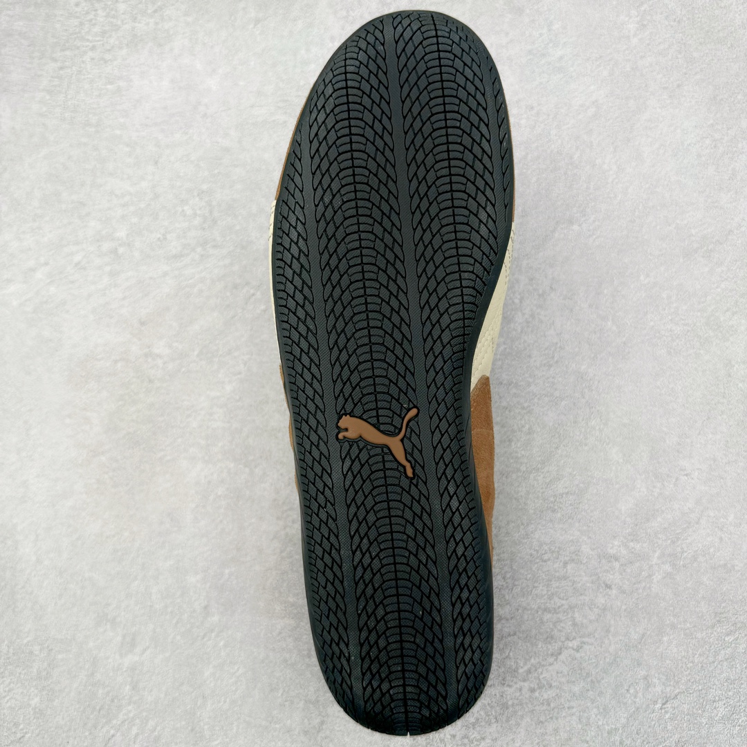 图片[9]-＃HP纯原 Open YY x Puma Speedca OG 彪马极速赛车系列低帮德训风拼接复古百搭休闲运动赛车鞋 OPEN YY x Puma Speedcat，成为韩国 2024 年至今最热鞋款，引发本地玩家排队疯抢，而缔造者之一 OPEN YY 早已席卷韩国时尚圈，并正试图用 Puma 联名等方式，将「首尔辣妹美学」带向全球。本次与「首尔辣妹衣柜」 OPEN YY 联名，发售之外还在乐天世界购物中心举办 POP UP，时尚博主纷纷到场打卡，让 Puma 的「IT Shoes」进一步拓展韩国市场，本次共发售 3 款配色，粉金、沙银更受女玩家喜爱，用以搭配裙装、运动裤，黑银则低调前卫，且男码几乎无溢价；而让不少玩家「提前种草」的，则是 OPEN YY 示范的「彩色丝袜 blokette 混搭」，配合干燥迷幻的亚文化氛围，成为不少女生的「新搭配指南」， POP UP 现场和近两天的社媒上脚图中，不少玩家继续用本次联名 Speedcat 玩转 blokette，并强调 Speedcat 与其他平底运动鞋相比，更加前卫、性感；Speedcat 外，OPEN YY 还将 Puma 的 Tracksuit、复古运动外套等单品，融入自身的「首尔辣妹美学」， 千禧银、赛车印花设计，颇为符合当下首尔街头日常着装的审美，也同样在发售时受到追捧。尺码：35.5 36 37 37.5 38 38.5 39 40 40.5 41 42 42.5 43 44 45-选品中心