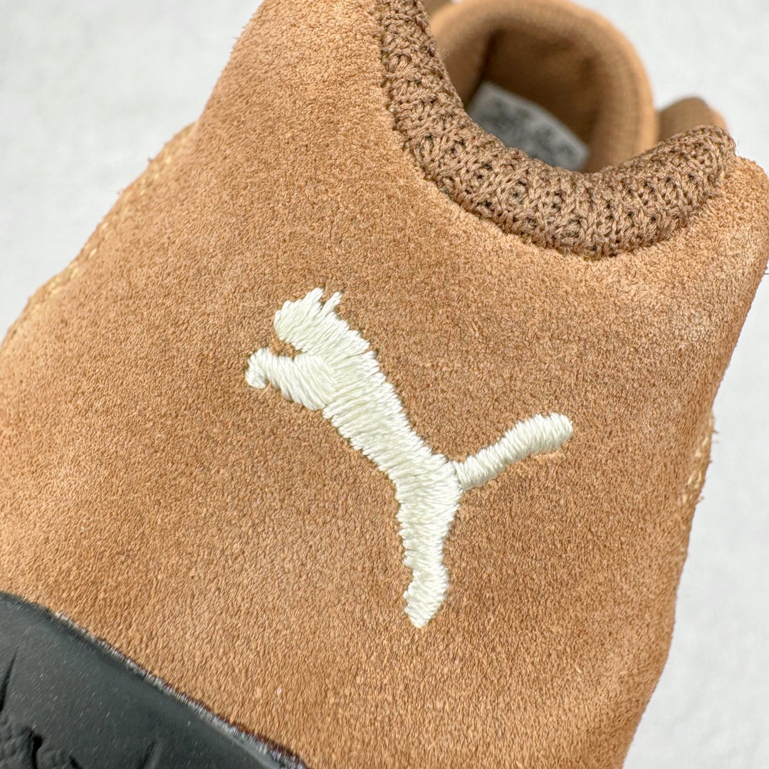 图片[16]-＃HP纯原 Open YY x Puma Speedca OG 彪马极速赛车系列低帮德训风拼接复古百搭休闲运动赛车鞋 OPEN YY x Puma Speedcat，成为韩国 2024 年至今最热鞋款，引发本地玩家排队疯抢，而缔造者之一 OPEN YY 早已席卷韩国时尚圈，并正试图用 Puma 联名等方式，将「首尔辣妹美学」带向全球。本次与「首尔辣妹衣柜」 OPEN YY 联名，发售之外还在乐天世界购物中心举办 POP UP，时尚博主纷纷到场打卡，让 Puma 的「IT Shoes」进一步拓展韩国市场，本次共发售 3 款配色，粉金、沙银更受女玩家喜爱，用以搭配裙装、运动裤，黑银则低调前卫，且男码几乎无溢价；而让不少玩家「提前种草」的，则是 OPEN YY 示范的「彩色丝袜 blokette 混搭」，配合干燥迷幻的亚文化氛围，成为不少女生的「新搭配指南」， POP UP 现场和近两天的社媒上脚图中，不少玩家继续用本次联名 Speedcat 玩转 blokette，并强调 Speedcat 与其他平底运动鞋相比，更加前卫、性感；Speedcat 外，OPEN YY 还将 Puma 的 Tracksuit、复古运动外套等单品，融入自身的「首尔辣妹美学」， 千禧银、赛车印花设计，颇为符合当下首尔街头日常着装的审美，也同样在发售时受到追捧。尺码：35.5 36 37 37.5 38 38.5 39 40 40.5 41 42 42.5 43 44 45-选品中心