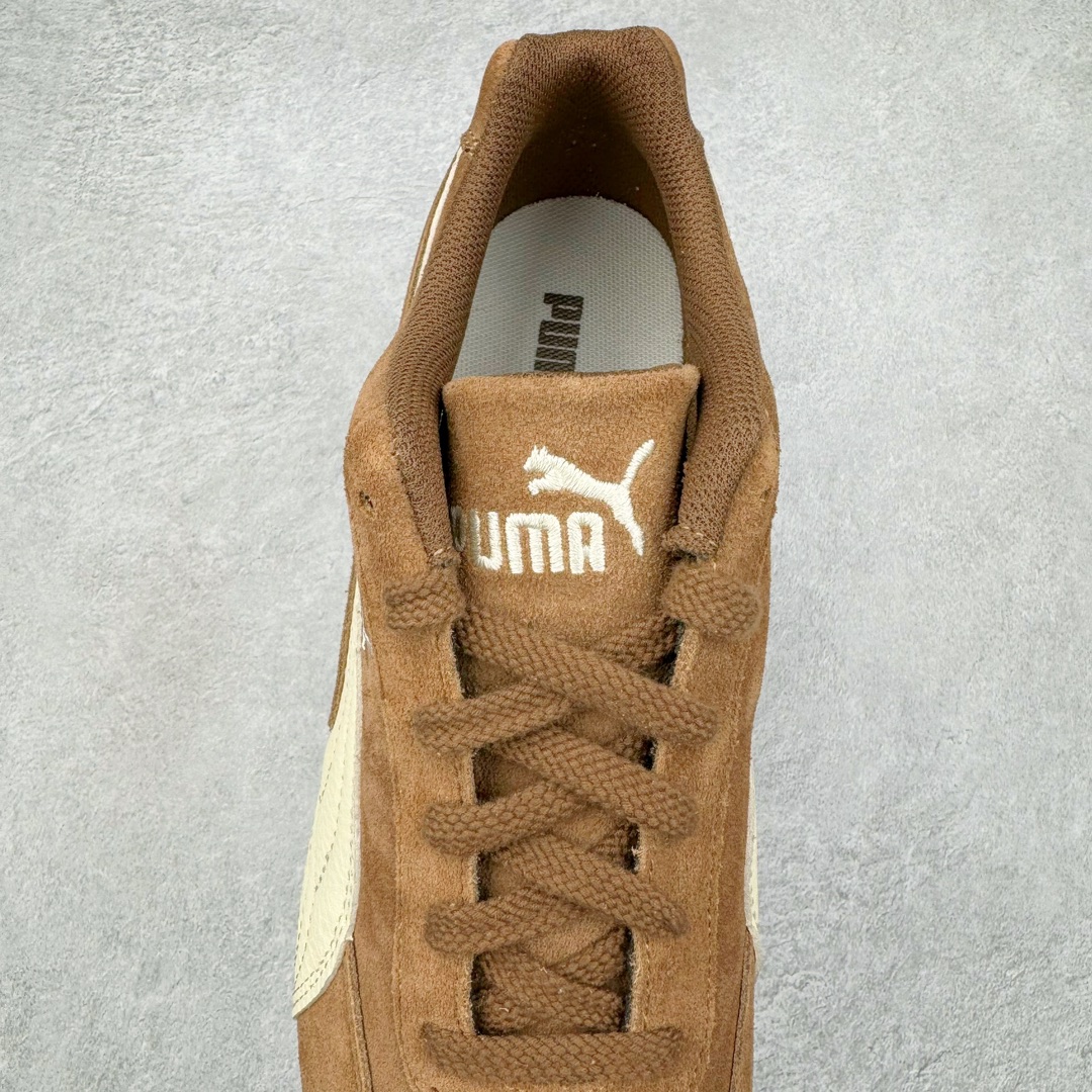 图片[5]-＃HP纯原 Open YY x Puma Speedca OG 彪马极速赛车系列低帮德训风拼接复古百搭休闲运动赛车鞋 OPEN YY x Puma Speedcat，成为韩国 2024 年至今最热鞋款，引发本地玩家排队疯抢，而缔造者之一 OPEN YY 早已席卷韩国时尚圈，并正试图用 Puma 联名等方式，将「首尔辣妹美学」带向全球。本次与「首尔辣妹衣柜」 OPEN YY 联名，发售之外还在乐天世界购物中心举办 POP UP，时尚博主纷纷到场打卡，让 Puma 的「IT Shoes」进一步拓展韩国市场，本次共发售 3 款配色，粉金、沙银更受女玩家喜爱，用以搭配裙装、运动裤，黑银则低调前卫，且男码几乎无溢价；而让不少玩家「提前种草」的，则是 OPEN YY 示范的「彩色丝袜 blokette 混搭」，配合干燥迷幻的亚文化氛围，成为不少女生的「新搭配指南」， POP UP 现场和近两天的社媒上脚图中，不少玩家继续用本次联名 Speedcat 玩转 blokette，并强调 Speedcat 与其他平底运动鞋相比，更加前卫、性感；Speedcat 外，OPEN YY 还将 Puma 的 Tracksuit、复古运动外套等单品，融入自身的「首尔辣妹美学」， 千禧银、赛车印花设计，颇为符合当下首尔街头日常着装的审美，也同样在发售时受到追捧。尺码：35.5 36 37 37.5 38 38.5 39 40 40.5 41 42 42.5 43 44 45-选品中心