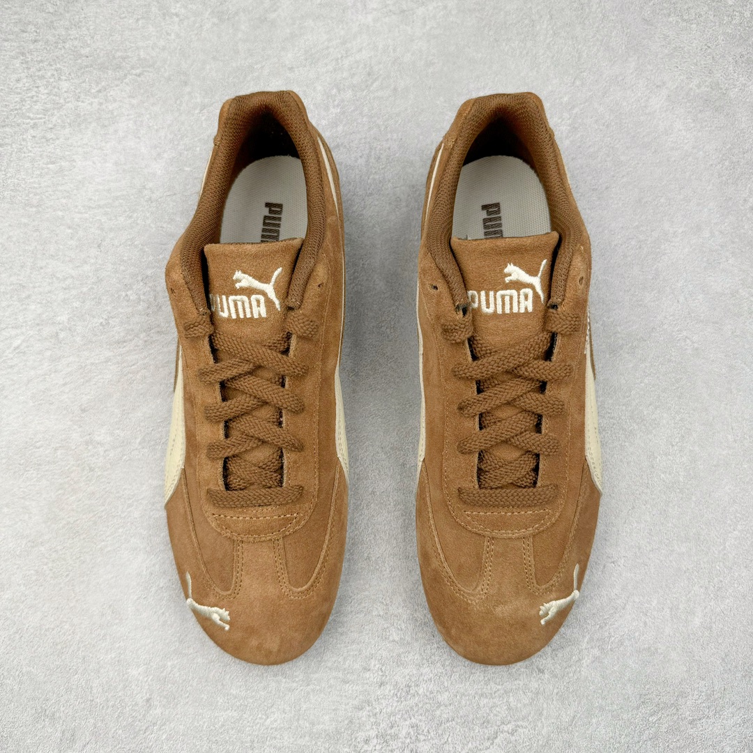 图片[2]-＃HP纯原 Open YY x Puma Speedca OG 彪马极速赛车系列低帮德训风拼接复古百搭休闲运动赛车鞋 OPEN YY x Puma Speedcat，成为韩国 2024 年至今最热鞋款，引发本地玩家排队疯抢，而缔造者之一 OPEN YY 早已席卷韩国时尚圈，并正试图用 Puma 联名等方式，将「首尔辣妹美学」带向全球。本次与「首尔辣妹衣柜」 OPEN YY 联名，发售之外还在乐天世界购物中心举办 POP UP，时尚博主纷纷到场打卡，让 Puma 的「IT Shoes」进一步拓展韩国市场，本次共发售 3 款配色，粉金、沙银更受女玩家喜爱，用以搭配裙装、运动裤，黑银则低调前卫，且男码几乎无溢价；而让不少玩家「提前种草」的，则是 OPEN YY 示范的「彩色丝袜 blokette 混搭」，配合干燥迷幻的亚文化氛围，成为不少女生的「新搭配指南」， POP UP 现场和近两天的社媒上脚图中，不少玩家继续用本次联名 Speedcat 玩转 blokette，并强调 Speedcat 与其他平底运动鞋相比，更加前卫、性感；Speedcat 外，OPEN YY 还将 Puma 的 Tracksuit、复古运动外套等单品，融入自身的「首尔辣妹美学」， 千禧银、赛车印花设计，颇为符合当下首尔街头日常着装的审美，也同样在发售时受到追捧。尺码：35.5 36 37 37.5 38 38.5 39 40 40.5 41 42 42.5 43 44 45-选品中心