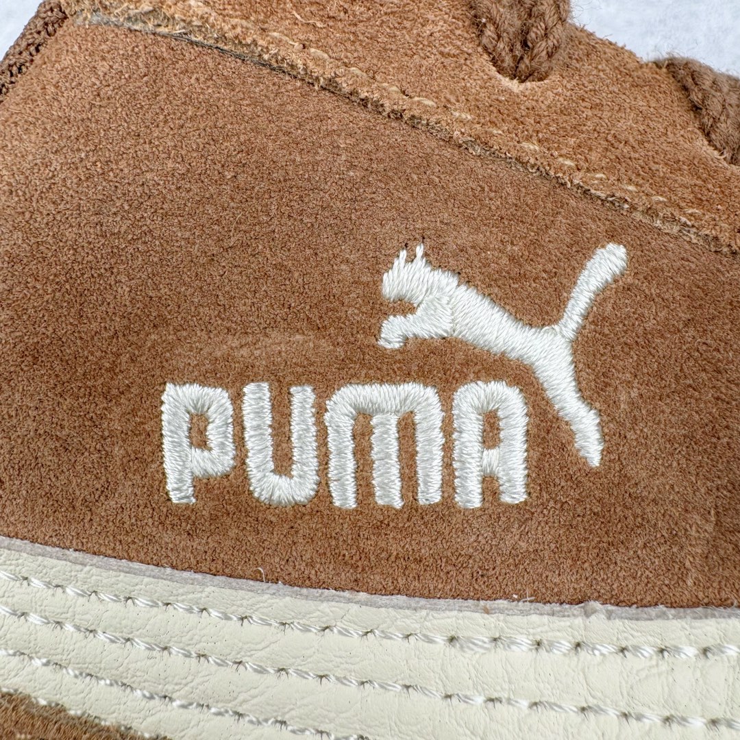 图片[18]-＃HP纯原 Open YY x Puma Speedca OG 彪马极速赛车系列低帮德训风拼接复古百搭休闲运动赛车鞋 OPEN YY x Puma Speedcat，成为韩国 2024 年至今最热鞋款，引发本地玩家排队疯抢，而缔造者之一 OPEN YY 早已席卷韩国时尚圈，并正试图用 Puma 联名等方式，将「首尔辣妹美学」带向全球。本次与「首尔辣妹衣柜」 OPEN YY 联名，发售之外还在乐天世界购物中心举办 POP UP，时尚博主纷纷到场打卡，让 Puma 的「IT Shoes」进一步拓展韩国市场，本次共发售 3 款配色，粉金、沙银更受女玩家喜爱，用以搭配裙装、运动裤，黑银则低调前卫，且男码几乎无溢价；而让不少玩家「提前种草」的，则是 OPEN YY 示范的「彩色丝袜 blokette 混搭」，配合干燥迷幻的亚文化氛围，成为不少女生的「新搭配指南」， POP UP 现场和近两天的社媒上脚图中，不少玩家继续用本次联名 Speedcat 玩转 blokette，并强调 Speedcat 与其他平底运动鞋相比，更加前卫、性感；Speedcat 外，OPEN YY 还将 Puma 的 Tracksuit、复古运动外套等单品，融入自身的「首尔辣妹美学」， 千禧银、赛车印花设计，颇为符合当下首尔街头日常着装的审美，也同样在发售时受到追捧。尺码：35.5 36 37 37.5 38 38.5 39 40 40.5 41 42 42.5 43 44 45-选品中心