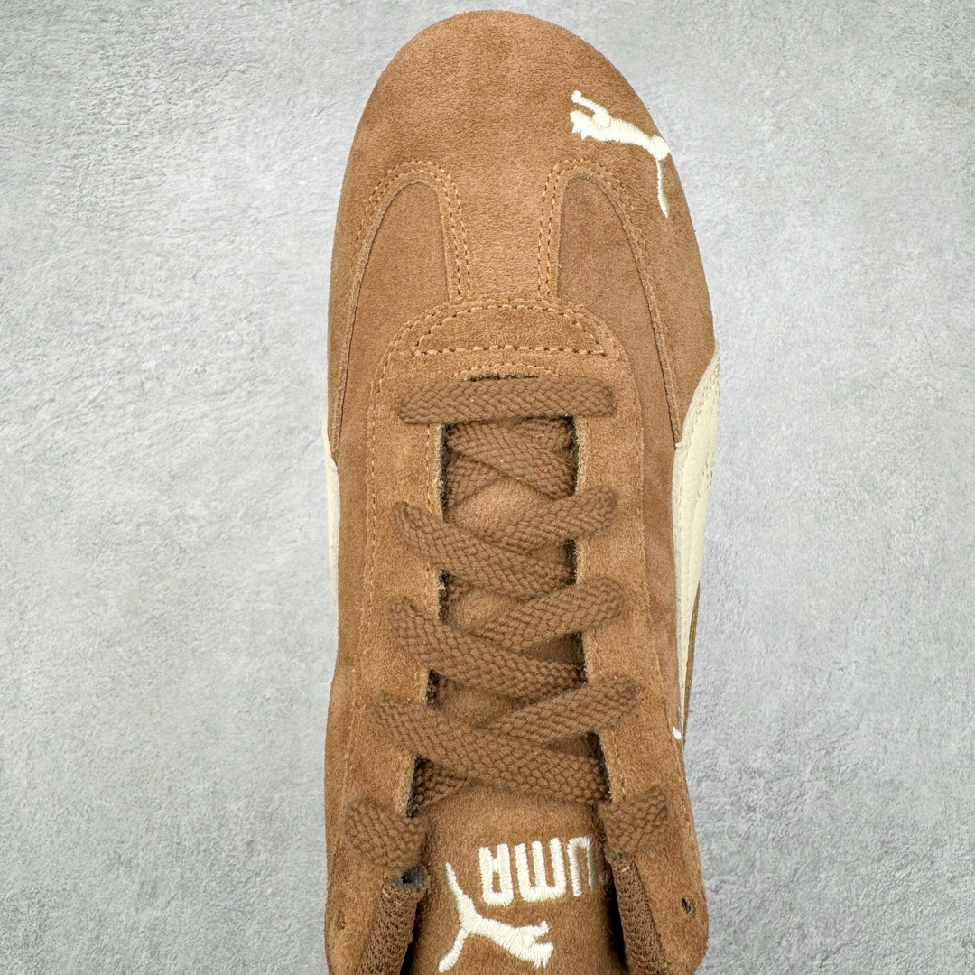 图片[4]-＃HP纯原 Open YY x Puma Speedca OG 彪马极速赛车系列低帮德训风拼接复古百搭休闲运动赛车鞋 OPEN YY x Puma Speedcat，成为韩国 2024 年至今最热鞋款，引发本地玩家排队疯抢，而缔造者之一 OPEN YY 早已席卷韩国时尚圈，并正试图用 Puma 联名等方式，将「首尔辣妹美学」带向全球。本次与「首尔辣妹衣柜」 OPEN YY 联名，发售之外还在乐天世界购物中心举办 POP UP，时尚博主纷纷到场打卡，让 Puma 的「IT Shoes」进一步拓展韩国市场，本次共发售 3 款配色，粉金、沙银更受女玩家喜爱，用以搭配裙装、运动裤，黑银则低调前卫，且男码几乎无溢价；而让不少玩家「提前种草」的，则是 OPEN YY 示范的「彩色丝袜 blokette 混搭」，配合干燥迷幻的亚文化氛围，成为不少女生的「新搭配指南」， POP UP 现场和近两天的社媒上脚图中，不少玩家继续用本次联名 Speedcat 玩转 blokette，并强调 Speedcat 与其他平底运动鞋相比，更加前卫、性感；Speedcat 外，OPEN YY 还将 Puma 的 Tracksuit、复古运动外套等单品，融入自身的「首尔辣妹美学」， 千禧银、赛车印花设计，颇为符合当下首尔街头日常着装的审美，也同样在发售时受到追捧。尺码：35.5 36 37 37.5 38 38.5 39 40 40.5 41 42 42.5 43 44 45-选品中心