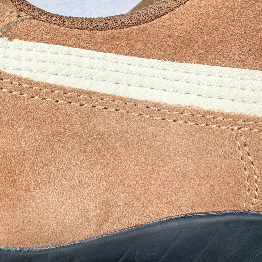 图片[17]-＃HP纯原 Open YY x Puma Speedca OG 彪马极速赛车系列低帮德训风拼接复古百搭休闲运动赛车鞋 OPEN YY x Puma Speedcat，成为韩国 2024 年至今最热鞋款，引发本地玩家排队疯抢，而缔造者之一 OPEN YY 早已席卷韩国时尚圈，并正试图用 Puma 联名等方式，将「首尔辣妹美学」带向全球。本次与「首尔辣妹衣柜」 OPEN YY 联名，发售之外还在乐天世界购物中心举办 POP UP，时尚博主纷纷到场打卡，让 Puma 的「IT Shoes」进一步拓展韩国市场，本次共发售 3 款配色，粉金、沙银更受女玩家喜爱，用以搭配裙装、运动裤，黑银则低调前卫，且男码几乎无溢价；而让不少玩家「提前种草」的，则是 OPEN YY 示范的「彩色丝袜 blokette 混搭」，配合干燥迷幻的亚文化氛围，成为不少女生的「新搭配指南」， POP UP 现场和近两天的社媒上脚图中，不少玩家继续用本次联名 Speedcat 玩转 blokette，并强调 Speedcat 与其他平底运动鞋相比，更加前卫、性感；Speedcat 外，OPEN YY 还将 Puma 的 Tracksuit、复古运动外套等单品，融入自身的「首尔辣妹美学」， 千禧银、赛车印花设计，颇为符合当下首尔街头日常着装的审美，也同样在发售时受到追捧。尺码：35.5 36 37 37.5 38 38.5 39 40 40.5 41 42 42.5 43 44 45-选品中心