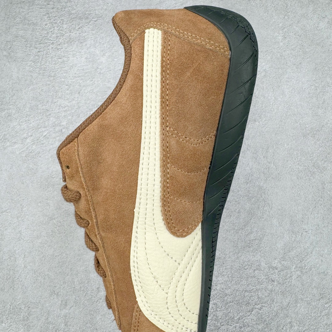 图片[7]-＃HP纯原 Open YY x Puma Speedca OG 彪马极速赛车系列低帮德训风拼接复古百搭休闲运动赛车鞋 OPEN YY x Puma Speedcat，成为韩国 2024 年至今最热鞋款，引发本地玩家排队疯抢，而缔造者之一 OPEN YY 早已席卷韩国时尚圈，并正试图用 Puma 联名等方式，将「首尔辣妹美学」带向全球。本次与「首尔辣妹衣柜」 OPEN YY 联名，发售之外还在乐天世界购物中心举办 POP UP，时尚博主纷纷到场打卡，让 Puma 的「IT Shoes」进一步拓展韩国市场，本次共发售 3 款配色，粉金、沙银更受女玩家喜爱，用以搭配裙装、运动裤，黑银则低调前卫，且男码几乎无溢价；而让不少玩家「提前种草」的，则是 OPEN YY 示范的「彩色丝袜 blokette 混搭」，配合干燥迷幻的亚文化氛围，成为不少女生的「新搭配指南」， POP UP 现场和近两天的社媒上脚图中，不少玩家继续用本次联名 Speedcat 玩转 blokette，并强调 Speedcat 与其他平底运动鞋相比，更加前卫、性感；Speedcat 外，OPEN YY 还将 Puma 的 Tracksuit、复古运动外套等单品，融入自身的「首尔辣妹美学」， 千禧银、赛车印花设计，颇为符合当下首尔街头日常着装的审美，也同样在发售时受到追捧。尺码：35.5 36 37 37.5 38 38.5 39 40 40.5 41 42 42.5 43 44 45-选品中心