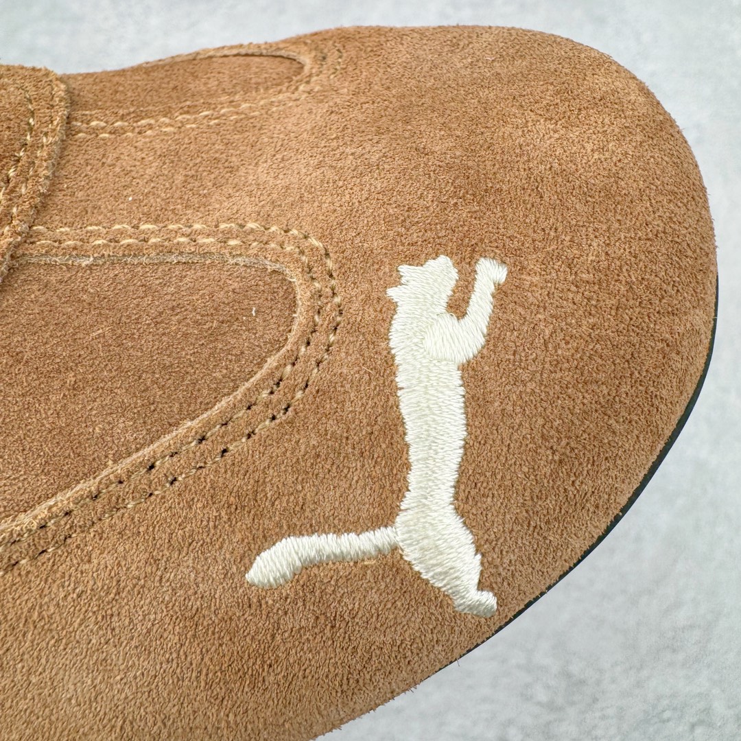 图片[14]-＃HP纯原 Open YY x Puma Speedca OG 彪马极速赛车系列低帮德训风拼接复古百搭休闲运动赛车鞋 OPEN YY x Puma Speedcat，成为韩国 2024 年至今最热鞋款，引发本地玩家排队疯抢，而缔造者之一 OPEN YY 早已席卷韩国时尚圈，并正试图用 Puma 联名等方式，将「首尔辣妹美学」带向全球。本次与「首尔辣妹衣柜」 OPEN YY 联名，发售之外还在乐天世界购物中心举办 POP UP，时尚博主纷纷到场打卡，让 Puma 的「IT Shoes」进一步拓展韩国市场，本次共发售 3 款配色，粉金、沙银更受女玩家喜爱，用以搭配裙装、运动裤，黑银则低调前卫，且男码几乎无溢价；而让不少玩家「提前种草」的，则是 OPEN YY 示范的「彩色丝袜 blokette 混搭」，配合干燥迷幻的亚文化氛围，成为不少女生的「新搭配指南」， POP UP 现场和近两天的社媒上脚图中，不少玩家继续用本次联名 Speedcat 玩转 blokette，并强调 Speedcat 与其他平底运动鞋相比，更加前卫、性感；Speedcat 外，OPEN YY 还将 Puma 的 Tracksuit、复古运动外套等单品，融入自身的「首尔辣妹美学」， 千禧银、赛车印花设计，颇为符合当下首尔街头日常着装的审美，也同样在发售时受到追捧。尺码：35.5 36 37 37.5 38 38.5 39 40 40.5 41 42 42.5 43 44 45-选品中心