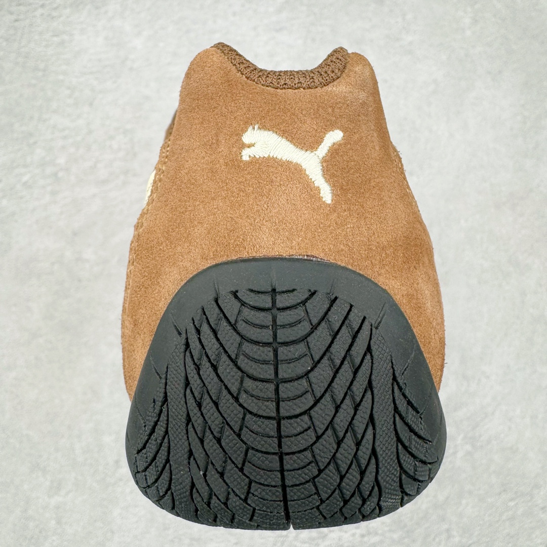 图片[8]-＃HP纯原 Open YY x Puma Speedca OG 彪马极速赛车系列低帮德训风拼接复古百搭休闲运动赛车鞋 OPEN YY x Puma Speedcat，成为韩国 2024 年至今最热鞋款，引发本地玩家排队疯抢，而缔造者之一 OPEN YY 早已席卷韩国时尚圈，并正试图用 Puma 联名等方式，将「首尔辣妹美学」带向全球。本次与「首尔辣妹衣柜」 OPEN YY 联名，发售之外还在乐天世界购物中心举办 POP UP，时尚博主纷纷到场打卡，让 Puma 的「IT Shoes」进一步拓展韩国市场，本次共发售 3 款配色，粉金、沙银更受女玩家喜爱，用以搭配裙装、运动裤，黑银则低调前卫，且男码几乎无溢价；而让不少玩家「提前种草」的，则是 OPEN YY 示范的「彩色丝袜 blokette 混搭」，配合干燥迷幻的亚文化氛围，成为不少女生的「新搭配指南」， POP UP 现场和近两天的社媒上脚图中，不少玩家继续用本次联名 Speedcat 玩转 blokette，并强调 Speedcat 与其他平底运动鞋相比，更加前卫、性感；Speedcat 外，OPEN YY 还将 Puma 的 Tracksuit、复古运动外套等单品，融入自身的「首尔辣妹美学」， 千禧银、赛车印花设计，颇为符合当下首尔街头日常着装的审美，也同样在发售时受到追捧。尺码：35.5 36 37 37.5 38 38.5 39 40 40.5 41 42 42.5 43 44 45-选品中心