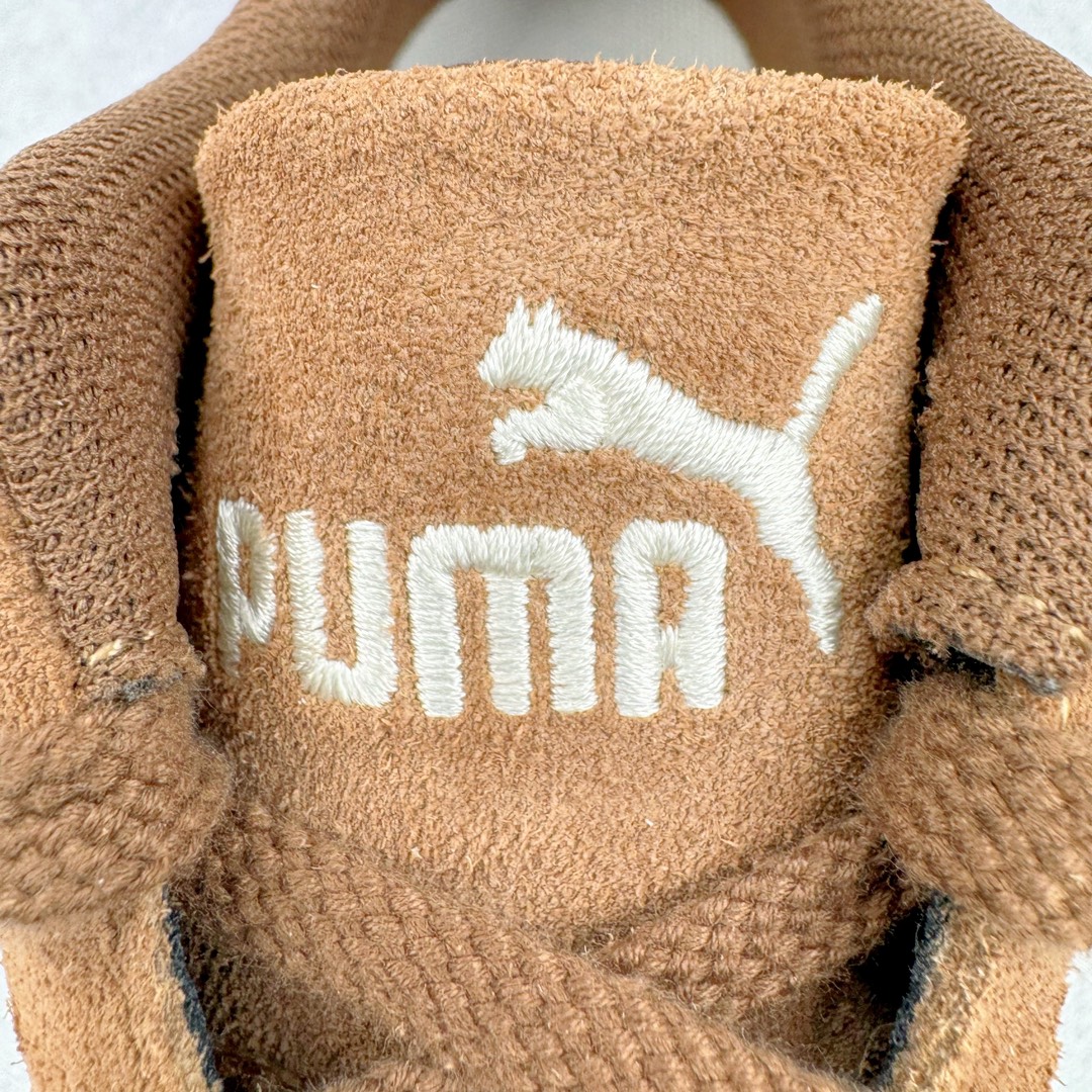 图片[13]-＃HP纯原 Open YY x Puma Speedca OG 彪马极速赛车系列低帮德训风拼接复古百搭休闲运动赛车鞋 OPEN YY x Puma Speedcat，成为韩国 2024 年至今最热鞋款，引发本地玩家排队疯抢，而缔造者之一 OPEN YY 早已席卷韩国时尚圈，并正试图用 Puma 联名等方式，将「首尔辣妹美学」带向全球。本次与「首尔辣妹衣柜」 OPEN YY 联名，发售之外还在乐天世界购物中心举办 POP UP，时尚博主纷纷到场打卡，让 Puma 的「IT Shoes」进一步拓展韩国市场，本次共发售 3 款配色，粉金、沙银更受女玩家喜爱，用以搭配裙装、运动裤，黑银则低调前卫，且男码几乎无溢价；而让不少玩家「提前种草」的，则是 OPEN YY 示范的「彩色丝袜 blokette 混搭」，配合干燥迷幻的亚文化氛围，成为不少女生的「新搭配指南」， POP UP 现场和近两天的社媒上脚图中，不少玩家继续用本次联名 Speedcat 玩转 blokette，并强调 Speedcat 与其他平底运动鞋相比，更加前卫、性感；Speedcat 外，OPEN YY 还将 Puma 的 Tracksuit、复古运动外套等单品，融入自身的「首尔辣妹美学」， 千禧银、赛车印花设计，颇为符合当下首尔街头日常着装的审美，也同样在发售时受到追捧。尺码：35.5 36 37 37.5 38 38.5 39 40 40.5 41 42 42.5 43 44 45-选品中心