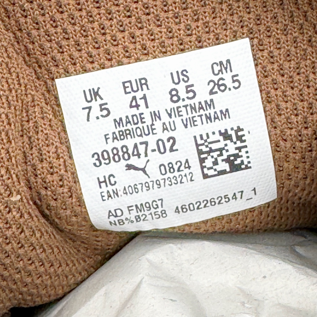 图片[11]-＃HP纯原 Open YY x Puma Speedca OG 彪马极速赛车系列低帮德训风拼接复古百搭休闲运动赛车鞋 OPEN YY x Puma Speedcat，成为韩国 2024 年至今最热鞋款，引发本地玩家排队疯抢，而缔造者之一 OPEN YY 早已席卷韩国时尚圈，并正试图用 Puma 联名等方式，将「首尔辣妹美学」带向全球。本次与「首尔辣妹衣柜」 OPEN YY 联名，发售之外还在乐天世界购物中心举办 POP UP，时尚博主纷纷到场打卡，让 Puma 的「IT Shoes」进一步拓展韩国市场，本次共发售 3 款配色，粉金、沙银更受女玩家喜爱，用以搭配裙装、运动裤，黑银则低调前卫，且男码几乎无溢价；而让不少玩家「提前种草」的，则是 OPEN YY 示范的「彩色丝袜 blokette 混搭」，配合干燥迷幻的亚文化氛围，成为不少女生的「新搭配指南」， POP UP 现场和近两天的社媒上脚图中，不少玩家继续用本次联名 Speedcat 玩转 blokette，并强调 Speedcat 与其他平底运动鞋相比，更加前卫、性感；Speedcat 外，OPEN YY 还将 Puma 的 Tracksuit、复古运动外套等单品，融入自身的「首尔辣妹美学」， 千禧银、赛车印花设计，颇为符合当下首尔街头日常着装的审美，也同样在发售时受到追捧。尺码：35.5 36 37 37.5 38 38.5 39 40 40.5 41 42 42.5 43 44 45-选品中心