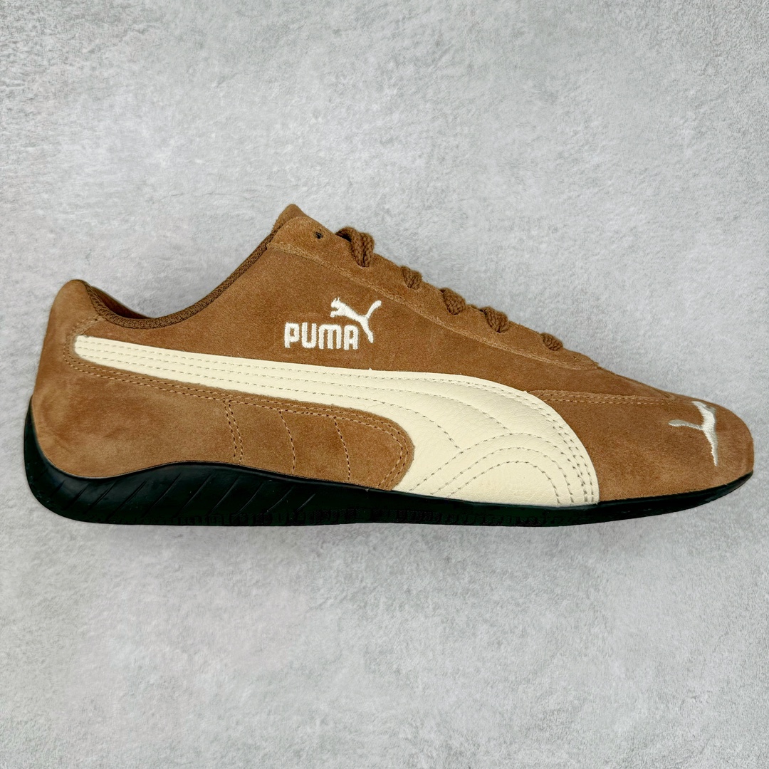 ＃HP纯原 Open YY x Puma Speedca OG 彪马极速赛车系列低帮德训风拼接复古百搭休闲运动赛车鞋 OPEN YY x Puma Speedcat，成为韩国 2024 年至今最热鞋款，引发本地玩家排队疯抢，而缔造者之一 OPEN YY 早已席卷韩国时尚圈，并正试图用 Puma 联名等方式，将「首尔辣妹美学」带向全球。本次与「首尔辣妹衣柜」 OPEN YY 联名，发售之外还在乐天世界购物中心举办 POP UP，时尚博主纷纷到场打卡，让 Puma 的「IT Shoes」进一步拓展韩国市场，本次共发售 3 款配色，粉金、沙银更受女玩家喜爱，用以搭配裙装、运动裤，黑银则低调前卫，且男码几乎无溢价；而让不少玩家「提前种草」的，则是 OPEN YY 示范的「彩色丝袜 blokette 混搭」，配合干燥迷幻的亚文化氛围，成为不少女生的「新搭配指南」， POP UP 现场和近两天的社媒上脚图中，不少玩家继续用本次联名 Speedcat 玩转 blokette，并强调 Speedcat 与其他平底运动鞋相比，更加前卫、性感；Speedcat 外，OPEN YY 还将 Puma 的 Tracksuit、复古运动外套等单品，融入自身的「首尔辣妹美学」， 千禧银、赛车印花设计，颇为符合当下首尔街头日常着装的审美，也同样在发售时受到追捧。尺码：35.5 36 37 37.5 38 38.5 39 40 40.5 41 42 42.5 43 44 45-选品中心
