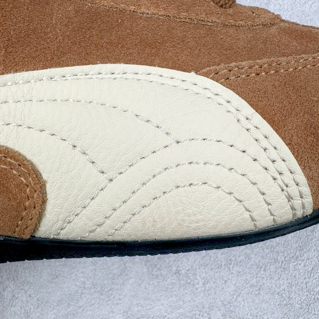 图片[19]-＃HP纯原 Open YY x Puma Speedca OG 彪马极速赛车系列低帮德训风拼接复古百搭休闲运动赛车鞋 OPEN YY x Puma Speedcat，成为韩国 2024 年至今最热鞋款，引发本地玩家排队疯抢，而缔造者之一 OPEN YY 早已席卷韩国时尚圈，并正试图用 Puma 联名等方式，将「首尔辣妹美学」带向全球。本次与「首尔辣妹衣柜」 OPEN YY 联名，发售之外还在乐天世界购物中心举办 POP UP，时尚博主纷纷到场打卡，让 Puma 的「IT Shoes」进一步拓展韩国市场，本次共发售 3 款配色，粉金、沙银更受女玩家喜爱，用以搭配裙装、运动裤，黑银则低调前卫，且男码几乎无溢价；而让不少玩家「提前种草」的，则是 OPEN YY 示范的「彩色丝袜 blokette 混搭」，配合干燥迷幻的亚文化氛围，成为不少女生的「新搭配指南」， POP UP 现场和近两天的社媒上脚图中，不少玩家继续用本次联名 Speedcat 玩转 blokette，并强调 Speedcat 与其他平底运动鞋相比，更加前卫、性感；Speedcat 外，OPEN YY 还将 Puma 的 Tracksuit、复古运动外套等单品，融入自身的「首尔辣妹美学」， 千禧银、赛车印花设计，颇为符合当下首尔街头日常着装的审美，也同样在发售时受到追捧。尺码：35.5 36 37 37.5 38 38.5 39 40 40.5 41 42 42.5 43 44 45-选品中心