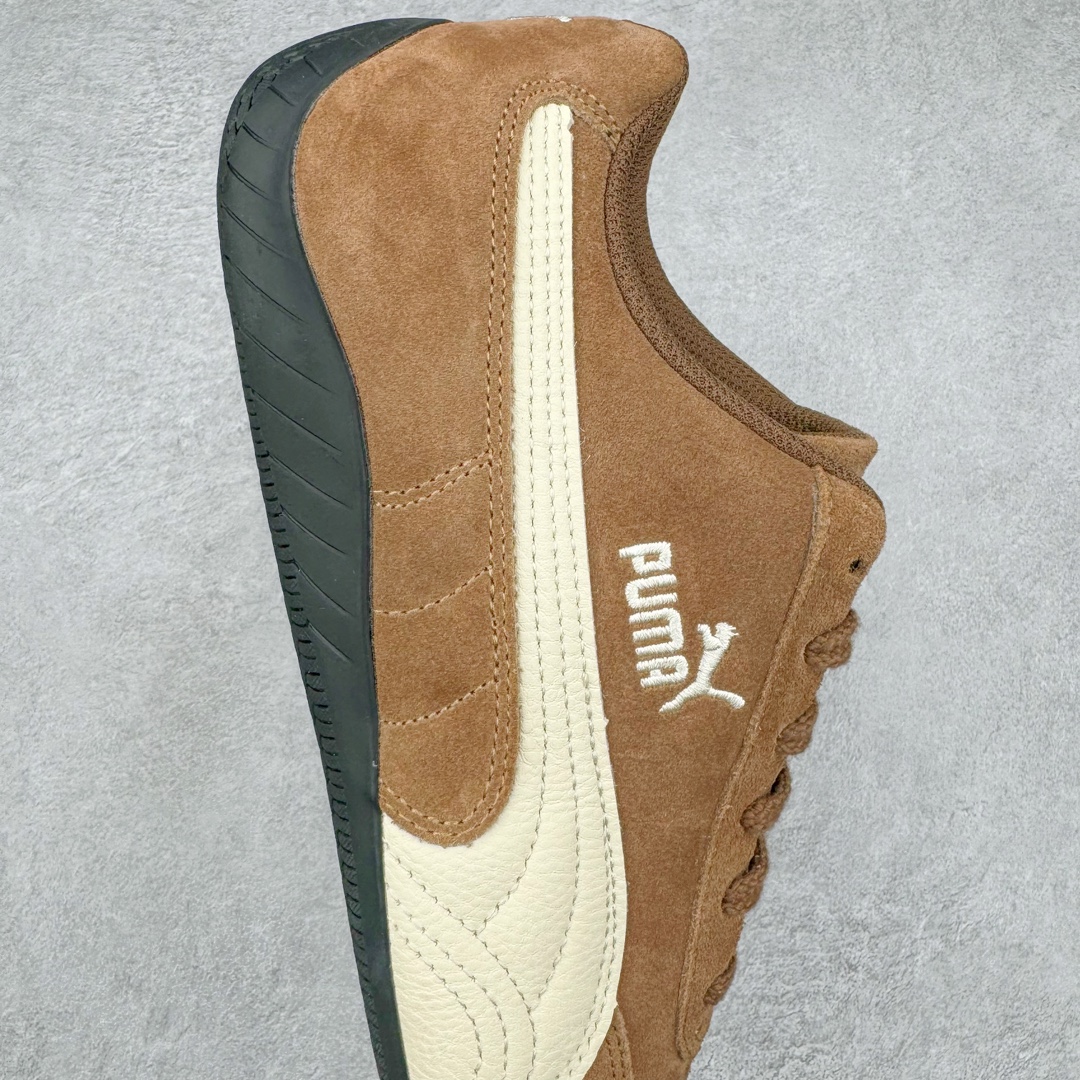 图片[6]-＃HP纯原 Open YY x Puma Speedca OG 彪马极速赛车系列低帮德训风拼接复古百搭休闲运动赛车鞋 OPEN YY x Puma Speedcat，成为韩国 2024 年至今最热鞋款，引发本地玩家排队疯抢，而缔造者之一 OPEN YY 早已席卷韩国时尚圈，并正试图用 Puma 联名等方式，将「首尔辣妹美学」带向全球。本次与「首尔辣妹衣柜」 OPEN YY 联名，发售之外还在乐天世界购物中心举办 POP UP，时尚博主纷纷到场打卡，让 Puma 的「IT Shoes」进一步拓展韩国市场，本次共发售 3 款配色，粉金、沙银更受女玩家喜爱，用以搭配裙装、运动裤，黑银则低调前卫，且男码几乎无溢价；而让不少玩家「提前种草」的，则是 OPEN YY 示范的「彩色丝袜 blokette 混搭」，配合干燥迷幻的亚文化氛围，成为不少女生的「新搭配指南」， POP UP 现场和近两天的社媒上脚图中，不少玩家继续用本次联名 Speedcat 玩转 blokette，并强调 Speedcat 与其他平底运动鞋相比，更加前卫、性感；Speedcat 外，OPEN YY 还将 Puma 的 Tracksuit、复古运动外套等单品，融入自身的「首尔辣妹美学」， 千禧银、赛车印花设计，颇为符合当下首尔街头日常着装的审美，也同样在发售时受到追捧。尺码：35.5 36 37 37.5 38 38.5 39 40 40.5 41 42 42.5 43 44 45-选品中心