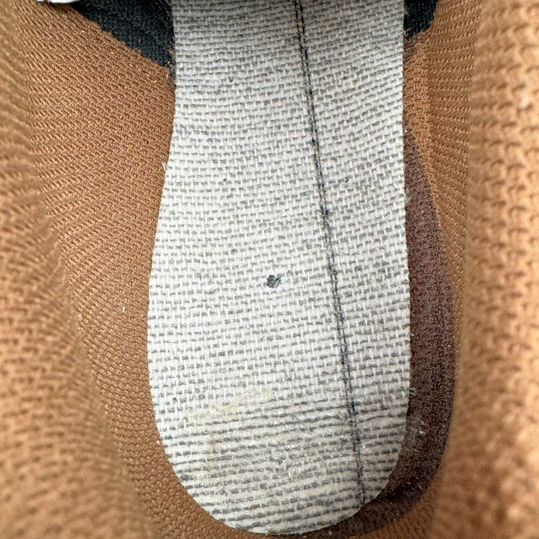 图片[10]-＃HP纯原 Open YY x Puma Speedca OG 彪马极速赛车系列低帮德训风拼接复古百搭休闲运动赛车鞋 OPEN YY x Puma Speedcat，成为韩国 2024 年至今最热鞋款，引发本地玩家排队疯抢，而缔造者之一 OPEN YY 早已席卷韩国时尚圈，并正试图用 Puma 联名等方式，将「首尔辣妹美学」带向全球。本次与「首尔辣妹衣柜」 OPEN YY 联名，发售之外还在乐天世界购物中心举办 POP UP，时尚博主纷纷到场打卡，让 Puma 的「IT Shoes」进一步拓展韩国市场，本次共发售 3 款配色，粉金、沙银更受女玩家喜爱，用以搭配裙装、运动裤，黑银则低调前卫，且男码几乎无溢价；而让不少玩家「提前种草」的，则是 OPEN YY 示范的「彩色丝袜 blokette 混搭」，配合干燥迷幻的亚文化氛围，成为不少女生的「新搭配指南」， POP UP 现场和近两天的社媒上脚图中，不少玩家继续用本次联名 Speedcat 玩转 blokette，并强调 Speedcat 与其他平底运动鞋相比，更加前卫、性感；Speedcat 外，OPEN YY 还将 Puma 的 Tracksuit、复古运动外套等单品，融入自身的「首尔辣妹美学」， 千禧银、赛车印花设计，颇为符合当下首尔街头日常着装的审美，也同样在发售时受到追捧。尺码：35.5 36 37 37.5 38 38.5 39 40 40.5 41 42 42.5 43 44 45-选品中心