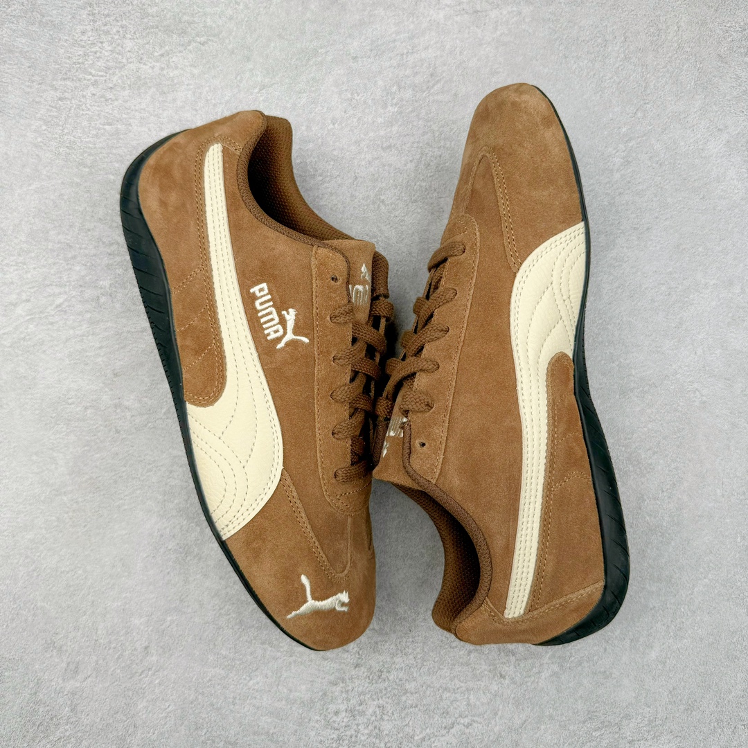 图片[3]-＃HP纯原 Open YY x Puma Speedca OG 彪马极速赛车系列低帮德训风拼接复古百搭休闲运动赛车鞋 OPEN YY x Puma Speedcat，成为韩国 2024 年至今最热鞋款，引发本地玩家排队疯抢，而缔造者之一 OPEN YY 早已席卷韩国时尚圈，并正试图用 Puma 联名等方式，将「首尔辣妹美学」带向全球。本次与「首尔辣妹衣柜」 OPEN YY 联名，发售之外还在乐天世界购物中心举办 POP UP，时尚博主纷纷到场打卡，让 Puma 的「IT Shoes」进一步拓展韩国市场，本次共发售 3 款配色，粉金、沙银更受女玩家喜爱，用以搭配裙装、运动裤，黑银则低调前卫，且男码几乎无溢价；而让不少玩家「提前种草」的，则是 OPEN YY 示范的「彩色丝袜 blokette 混搭」，配合干燥迷幻的亚文化氛围，成为不少女生的「新搭配指南」， POP UP 现场和近两天的社媒上脚图中，不少玩家继续用本次联名 Speedcat 玩转 blokette，并强调 Speedcat 与其他平底运动鞋相比，更加前卫、性感；Speedcat 外，OPEN YY 还将 Puma 的 Tracksuit、复古运动外套等单品，融入自身的「首尔辣妹美学」， 千禧银、赛车印花设计，颇为符合当下首尔街头日常着装的审美，也同样在发售时受到追捧。尺码：35.5 36 37 37.5 38 38.5 39 40 40.5 41 42 42.5 43 44 45-选品中心