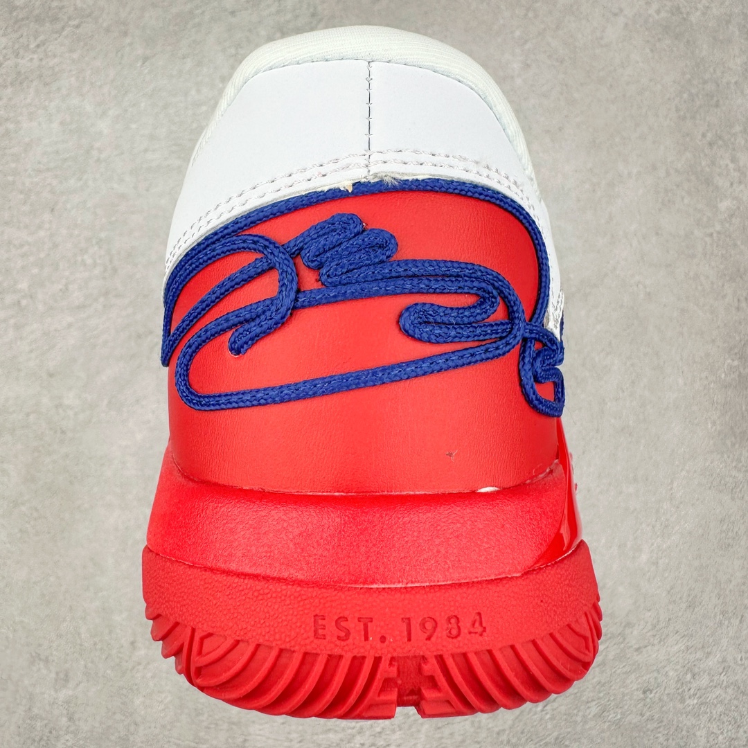 图片[8]-NK LeBron XXII 詹姆斯22代签名实战篮球鞋 FZ1095-103 采用全新中足鞋鞍翼结构，作为护栏保护的同时提供自然的控制感和稳定性，令下一代运动员能够自信锁定、起跳并突破极限。该鞋款中底还采用了Cushlon 2.0泡绵，以提升每一步的舒适感受，同时后掌与前掌的Air Zoom技术确保强劲的推进力和柔软的落地感。低帮设计助力运动员保持场地感，在维持控制的同时能够毫无拘束地移动。外底，包括抓地区域，专为支持关键动作而设计，例如勒布朗的试探步、反向转身、起跳和后撤步。LeBron XXII融合了性能与奢华，采用优质材料、高性能结构和精致细节，旨在满足从硬木球场到好莱坞聚光灯下多种场地与场景的需求。勒布朗的个人风格贯穿整双鞋款，从受其设计影响获得启发的大胆、颠覆性配色，到融入后跟的个人签名，赋予鞋款独特又极具个人特色的质感。尺码：40 40.5 41 42 42.5 43 44 44.5 45 46-选品中心