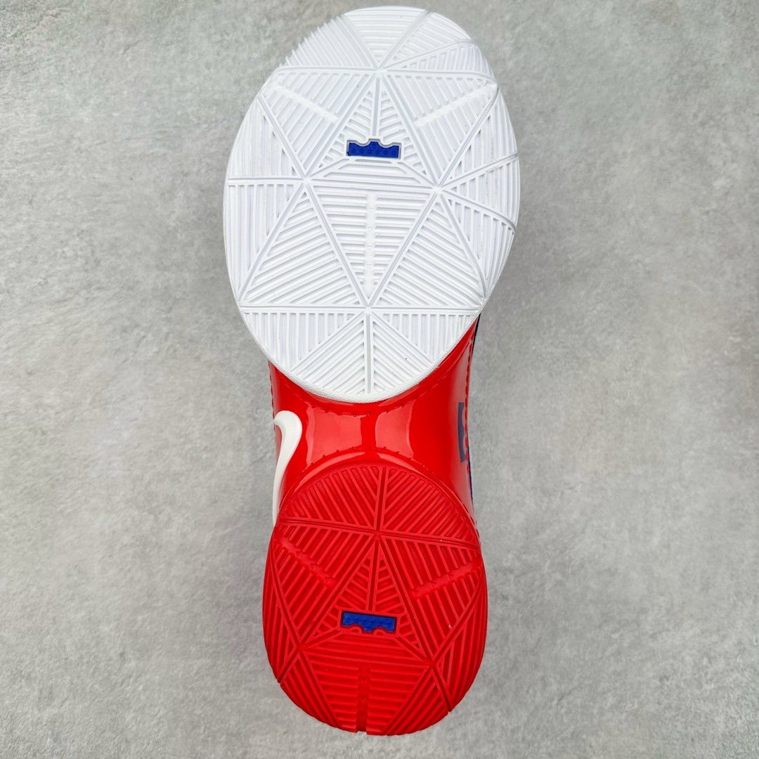 图片[9]-NK LeBron XXII 詹姆斯22代签名实战篮球鞋 FZ1095-103 采用全新中足鞋鞍翼结构，作为护栏保护的同时提供自然的控制感和稳定性，令下一代运动员能够自信锁定、起跳并突破极限。该鞋款中底还采用了Cushlon 2.0泡绵，以提升每一步的舒适感受，同时后掌与前掌的Air Zoom技术确保强劲的推进力和柔软的落地感。低帮设计助力运动员保持场地感，在维持控制的同时能够毫无拘束地移动。外底，包括抓地区域，专为支持关键动作而设计，例如勒布朗的试探步、反向转身、起跳和后撤步。LeBron XXII融合了性能与奢华，采用优质材料、高性能结构和精致细节，旨在满足从硬木球场到好莱坞聚光灯下多种场地与场景的需求。勒布朗的个人风格贯穿整双鞋款，从受其设计影响获得启发的大胆、颠覆性配色，到融入后跟的个人签名，赋予鞋款独特又极具个人特色的质感。尺码：40 40.5 41 42 42.5 43 44 44.5 45 46-选品中心