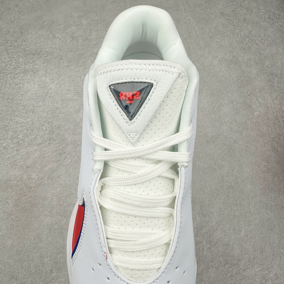 图片[5]-NK LeBron XXII 詹姆斯22代签名实战篮球鞋 FZ1095-103 采用全新中足鞋鞍翼结构，作为护栏保护的同时提供自然的控制感和稳定性，令下一代运动员能够自信锁定、起跳并突破极限。该鞋款中底还采用了Cushlon 2.0泡绵，以提升每一步的舒适感受，同时后掌与前掌的Air Zoom技术确保强劲的推进力和柔软的落地感。低帮设计助力运动员保持场地感，在维持控制的同时能够毫无拘束地移动。外底，包括抓地区域，专为支持关键动作而设计，例如勒布朗的试探步、反向转身、起跳和后撤步。LeBron XXII融合了性能与奢华，采用优质材料、高性能结构和精致细节，旨在满足从硬木球场到好莱坞聚光灯下多种场地与场景的需求。勒布朗的个人风格贯穿整双鞋款，从受其设计影响获得启发的大胆、颠覆性配色，到融入后跟的个人签名，赋予鞋款独特又极具个人特色的质感。尺码：40 40.5 41 42 42.5 43 44 44.5 45 46-选品中心