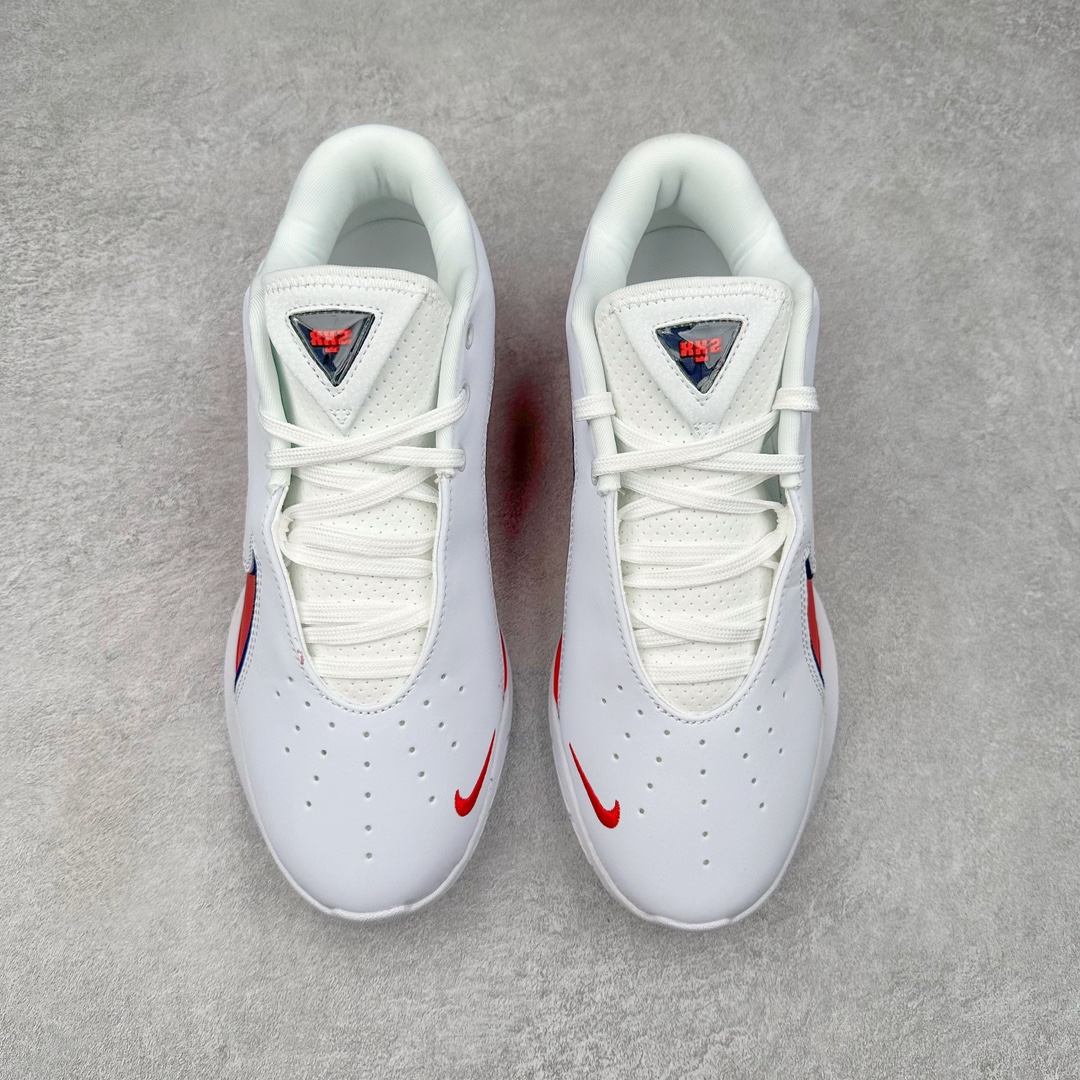 图片[2]-NK LeBron XXII 詹姆斯22代签名实战篮球鞋 FZ1095-103 采用全新中足鞋鞍翼结构，作为护栏保护的同时提供自然的控制感和稳定性，令下一代运动员能够自信锁定、起跳并突破极限。该鞋款中底还采用了Cushlon 2.0泡绵，以提升每一步的舒适感受，同时后掌与前掌的Air Zoom技术确保强劲的推进力和柔软的落地感。低帮设计助力运动员保持场地感，在维持控制的同时能够毫无拘束地移动。外底，包括抓地区域，专为支持关键动作而设计，例如勒布朗的试探步、反向转身、起跳和后撤步。LeBron XXII融合了性能与奢华，采用优质材料、高性能结构和精致细节，旨在满足从硬木球场到好莱坞聚光灯下多种场地与场景的需求。勒布朗的个人风格贯穿整双鞋款，从受其设计影响获得启发的大胆、颠覆性配色，到融入后跟的个人签名，赋予鞋款独特又极具个人特色的质感。尺码：40 40.5 41 42 42.5 43 44 44.5 45 46-选品中心