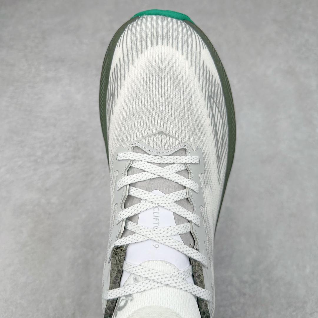 图片[4]-＃HK纯原 HOKA ONE ONE Clifton 克里夫顿9代专业性能减震公路跑步鞋 美国特供批次 轻盈透气的针织网面和纱线的使用让鞋面更挺拔 增强鞋面的强度和支撑性能 搭配柔软的鞋舌 让双脚在舒适包裹中跑的更加畅快 全新泡棉中底 柔软的同时增强回弹性能 为不同跑者提供更平稳流畅的脚感 带来全面的缓冲保护 根据人体工程学设计的延长拉襟 后跟处弹软的海绵填充舒适固定 避免掉跟和摩擦 相比上一代光滑的内衬 Clifton 9的内衬增强了摩擦力 避免双脚在鞋内滑动 尺码：36 36.5 37.5 38 38.5 39 40 40.5 41 42 42.5 43 44 44.5 45-选品中心