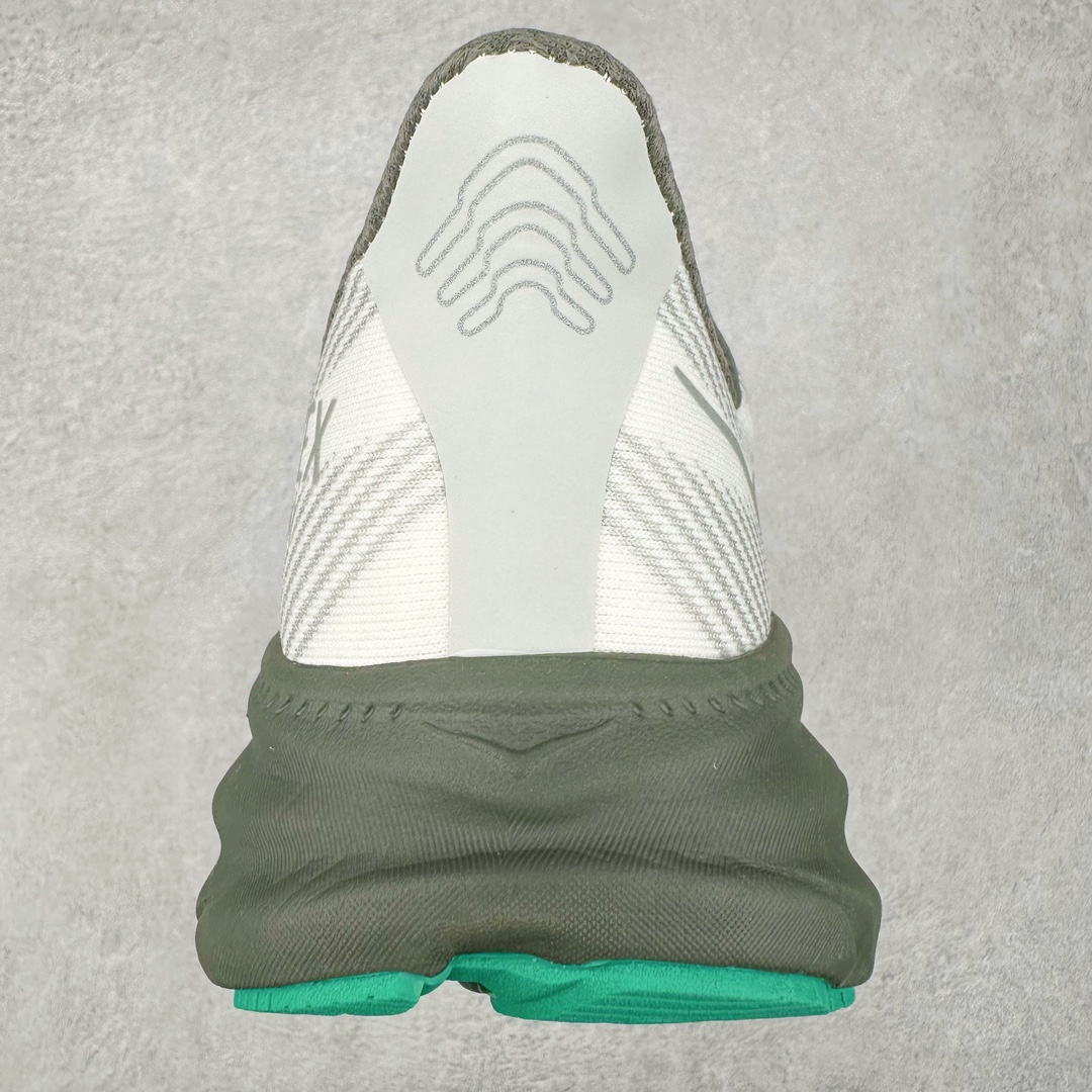 图片[8]-＃HK纯原 HOKA ONE ONE Clifton 克里夫顿9代专业性能减震公路跑步鞋 美国特供批次 轻盈透气的针织网面和纱线的使用让鞋面更挺拔 增强鞋面的强度和支撑性能 搭配柔软的鞋舌 让双脚在舒适包裹中跑的更加畅快 全新泡棉中底 柔软的同时增强回弹性能 为不同跑者提供更平稳流畅的脚感 带来全面的缓冲保护 根据人体工程学设计的延长拉襟 后跟处弹软的海绵填充舒适固定 避免掉跟和摩擦 相比上一代光滑的内衬 Clifton 9的内衬增强了摩擦力 避免双脚在鞋内滑动 尺码：36 36.5 37.5 38 38.5 39 40 40.5 41 42 42.5 43 44 44.5 45-选品中心