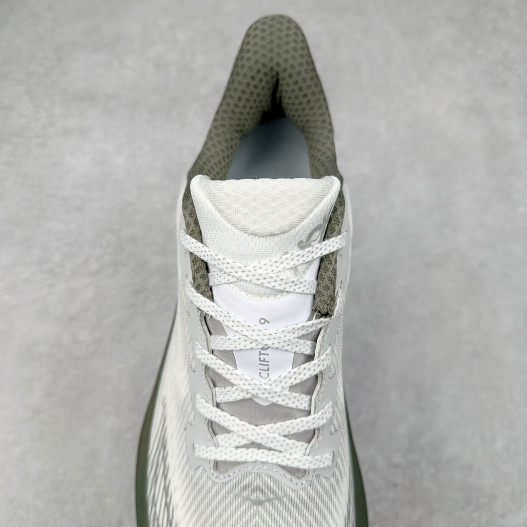 图片[5]-＃HK纯原 HOKA ONE ONE Clifton 克里夫顿9代专业性能减震公路跑步鞋 美国特供批次 轻盈透气的针织网面和纱线的使用让鞋面更挺拔 增强鞋面的强度和支撑性能 搭配柔软的鞋舌 让双脚在舒适包裹中跑的更加畅快 全新泡棉中底 柔软的同时增强回弹性能 为不同跑者提供更平稳流畅的脚感 带来全面的缓冲保护 根据人体工程学设计的延长拉襟 后跟处弹软的海绵填充舒适固定 避免掉跟和摩擦 相比上一代光滑的内衬 Clifton 9的内衬增强了摩擦力 避免双脚在鞋内滑动 尺码：36 36.5 37.5 38 38.5 39 40 40.5 41 42 42.5 43 44 44.5 45-选品中心