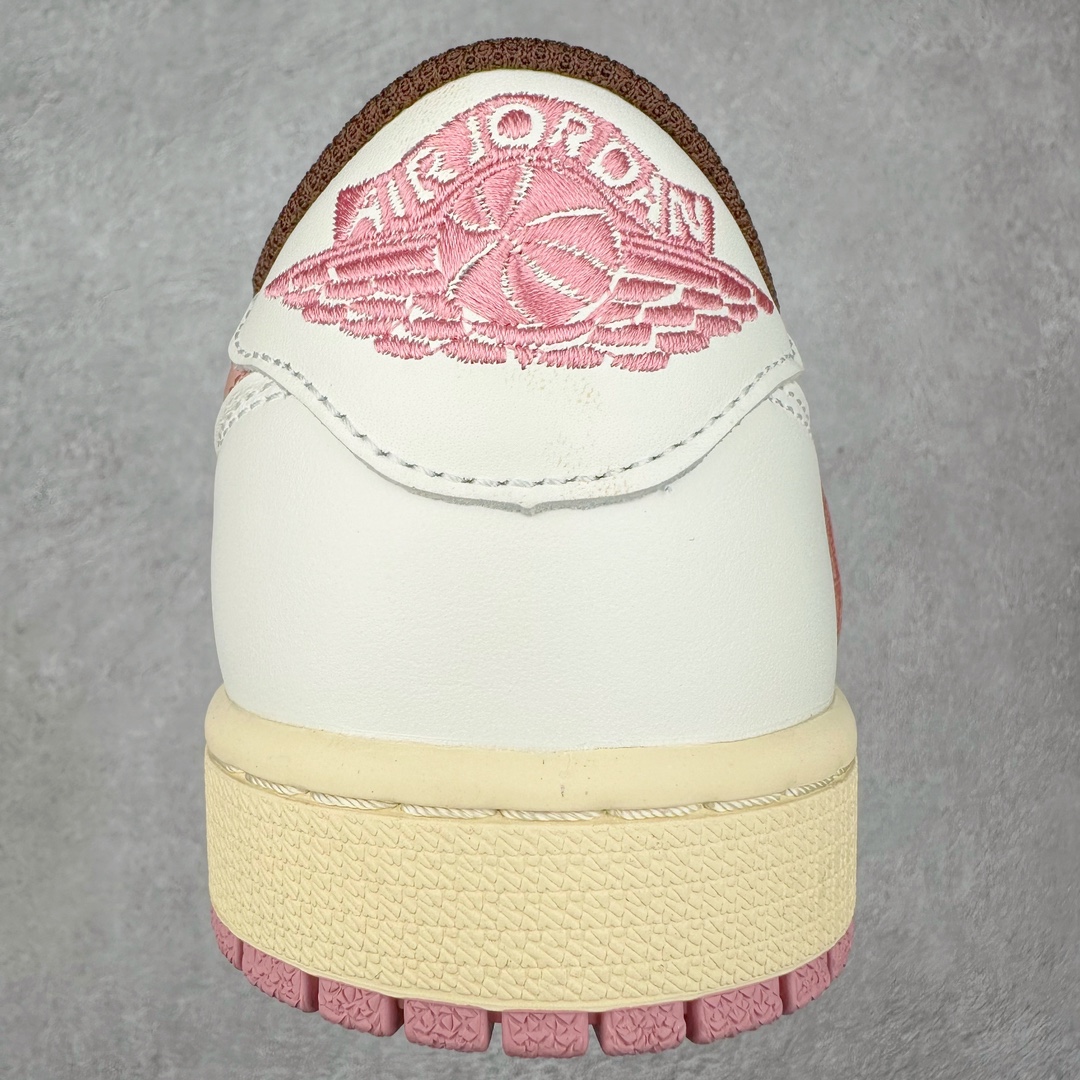 图片[8]-＃KZ神版莞产 Travis Scott x Air Jordan AJ1 Low OG SP TS联名倒钩低帮 白棕粉 DZ4137-206 全系列配色 外贸特供批次 新配色不断更新开发 市场中端王者 全套原纸板楦头开发 确保原汁原味 完美呈现一代版型 一比一鞋头弧度高度鞋身弧度 此版本只针对中端市场 细节品控鞋型随意秒杀市面同价位 鞋型完美 不臃肿别扭 头层皮料加持 用料绝不含糊 进口玻璃冲刀皮料裁剪零毛边 电脑针车工艺 超高鞋面清洁度 最高QC检验标准 控制溢胶瑕疵 原盒原配 飞翼3D高频深度立体 工艺方面大到整体鞋型 漏斗收腰 底线拉帮 LOGO立体程度 小到针眼排布 载片对称 冲孔效果 鞋标规范 鞋垫背胶等等 无一不是口碑收割 每双都是一个回头客 尺码：36 36.5 37.5 38 38.5 39 40 40.5 41 42 42.5 43 44 44.5 45 46 47.5-选品中心