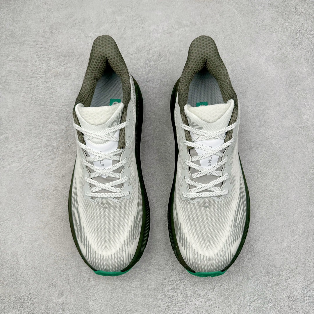 图片[2]-＃HK纯原 HOKA ONE ONE Clifton 克里夫顿9代专业性能减震公路跑步鞋 美国特供批次 轻盈透气的针织网面和纱线的使用让鞋面更挺拔 增强鞋面的强度和支撑性能 搭配柔软的鞋舌 让双脚在舒适包裹中跑的更加畅快 全新泡棉中底 柔软的同时增强回弹性能 为不同跑者提供更平稳流畅的脚感 带来全面的缓冲保护 根据人体工程学设计的延长拉襟 后跟处弹软的海绵填充舒适固定 避免掉跟和摩擦 相比上一代光滑的内衬 Clifton 9的内衬增强了摩擦力 避免双脚在鞋内滑动 尺码：36 36.5 37.5 38 38.5 39 40 40.5 41 42 42.5 43 44 44.5 45-选品中心