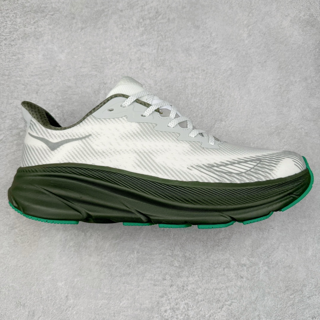 ＃HK纯原 HOKA ONE ONE Clifton 克里夫顿9代专业性能减震公路跑步鞋 美国特供批次 轻盈透气的针织网面和纱线的使用让鞋面更挺拔 增强鞋面的强度和支撑性能 搭配柔软的鞋舌 让双脚在舒适包裹中跑的更加畅快 全新泡棉中底 柔软的同时增强回弹性能 为不同跑者提供更平稳流畅的脚感 带来全面的缓冲保护 根据人体工程学设计的延长拉襟 后跟处弹软的海绵填充舒适固定 避免掉跟和摩擦 相比上一代光滑的内衬 Clifton 9的内衬增强了摩擦力 避免双脚在鞋内滑动 尺码：36 36.5 37.5 38 38.5 39 40 40.5 41 42 42.5 43 44 44.5 45-选品中心