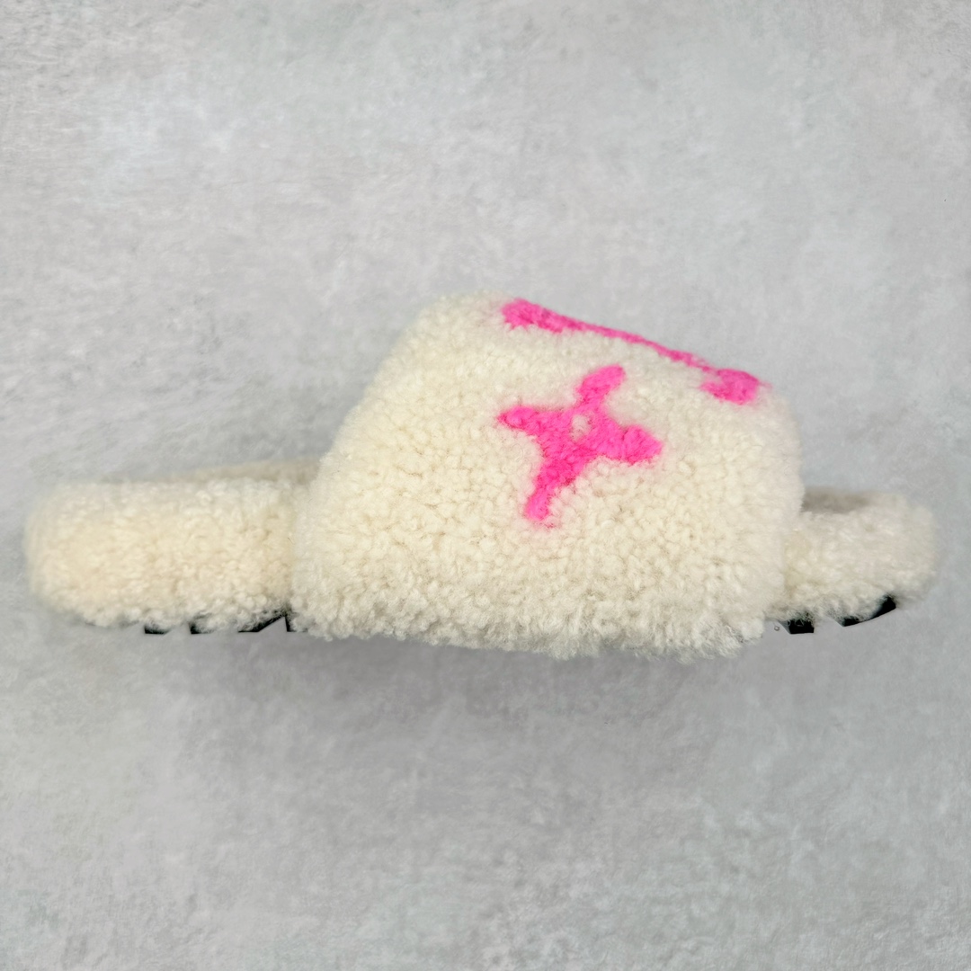 图片[4]-LOUIS VUITTON ｜路易威登2024ss最新秋冬款new arrival ～毛毛鞋半拖毛拖 winterbreak comfert 平底拖鞋 室内外穿着皆宜。纯羊羔毛材质，鞋面受专业理发师处理粟子头花纹，水台高密度发泡材质，轻盈舒适，鞋底厚度3.5。 上脚超显腿长 尺码： 36 37 38 39 40 41-选品中心