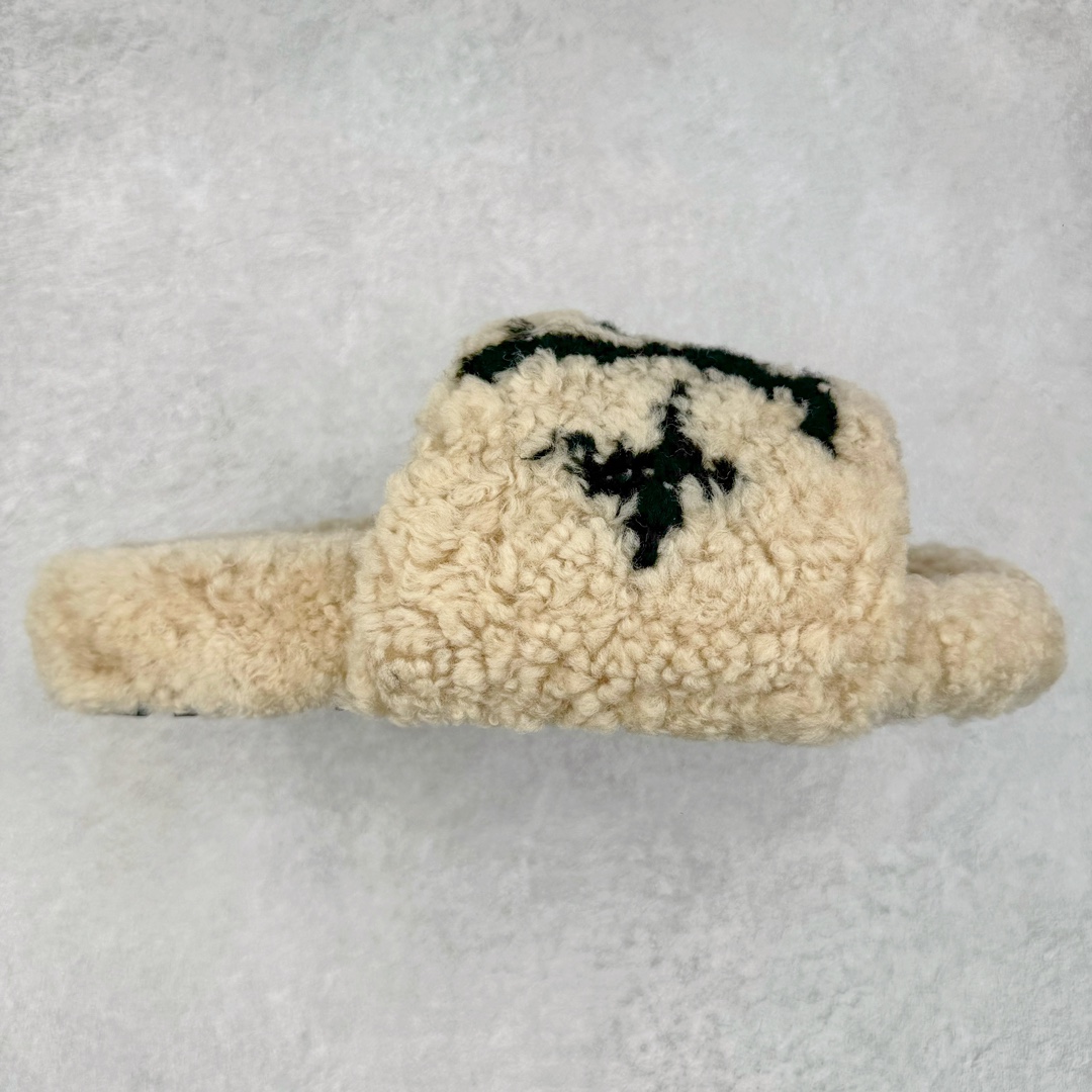 图片[3]-LOUIS VUITTON ｜路易威登2024ss最新秋冬款new arrival ～毛毛鞋半拖毛拖 winterbreak comfert 平底拖鞋 室内外穿着皆宜。纯羊羔毛材质，鞋面受专业理发师处理粟子头花纹，水台高密度发泡材质，轻盈舒适，鞋底厚度3.5。 上脚超显腿长 尺码： 36 37 38 39 40 41-选品中心