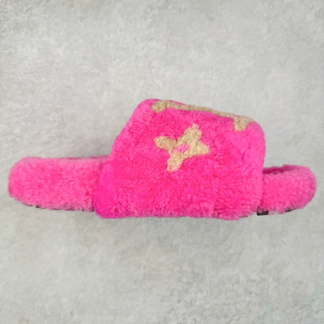 图片[5]-LOUIS VUITTON ｜路易威登2024ss最新秋冬款new arrival ～毛毛鞋半拖毛拖 winterbreak comfert 平底拖鞋 室内外穿着皆宜。纯羊羔毛材质，鞋面受专业理发师处理粟子头花纹，水台高密度发泡材质，轻盈舒适，鞋底厚度3.5。 上脚超显腿长 尺码： 36 37 38 39 40 41-选品中心