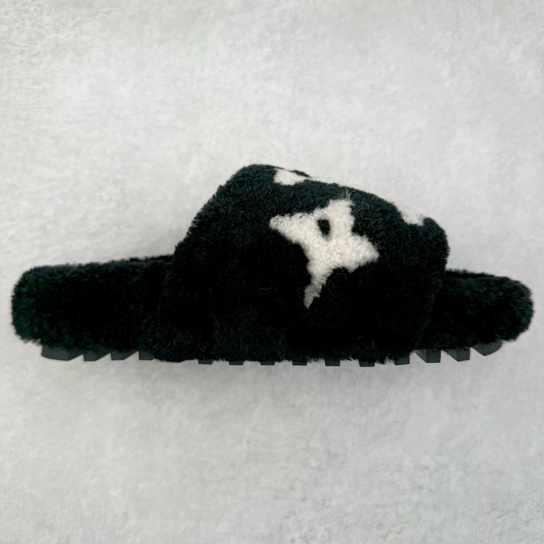 图片[8]-LOUIS VUITTON ｜路易威登2024ss最新秋冬款new arrival ～毛毛鞋半拖毛拖 winterbreak comfert 平底拖鞋 室内外穿着皆宜。纯羊羔毛材质，鞋面受专业理发师处理粟子头花纹，水台高密度发泡材质，轻盈舒适，鞋底厚度3.5。 上脚超显腿长 尺码： 36 37 38 39 40 41-选品中心