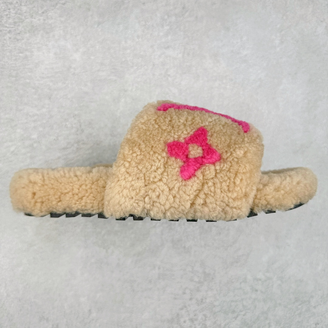 图片[6]-LOUIS VUITTON ｜路易威登2024ss最新秋冬款new arrival ～毛毛鞋半拖毛拖 winterbreak comfert 平底拖鞋 室内外穿着皆宜。纯羊羔毛材质，鞋面受专业理发师处理粟子头花纹，水台高密度发泡材质，轻盈舒适，鞋底厚度3.5。 上脚超显腿长 尺码： 36 37 38 39 40 41-选品中心