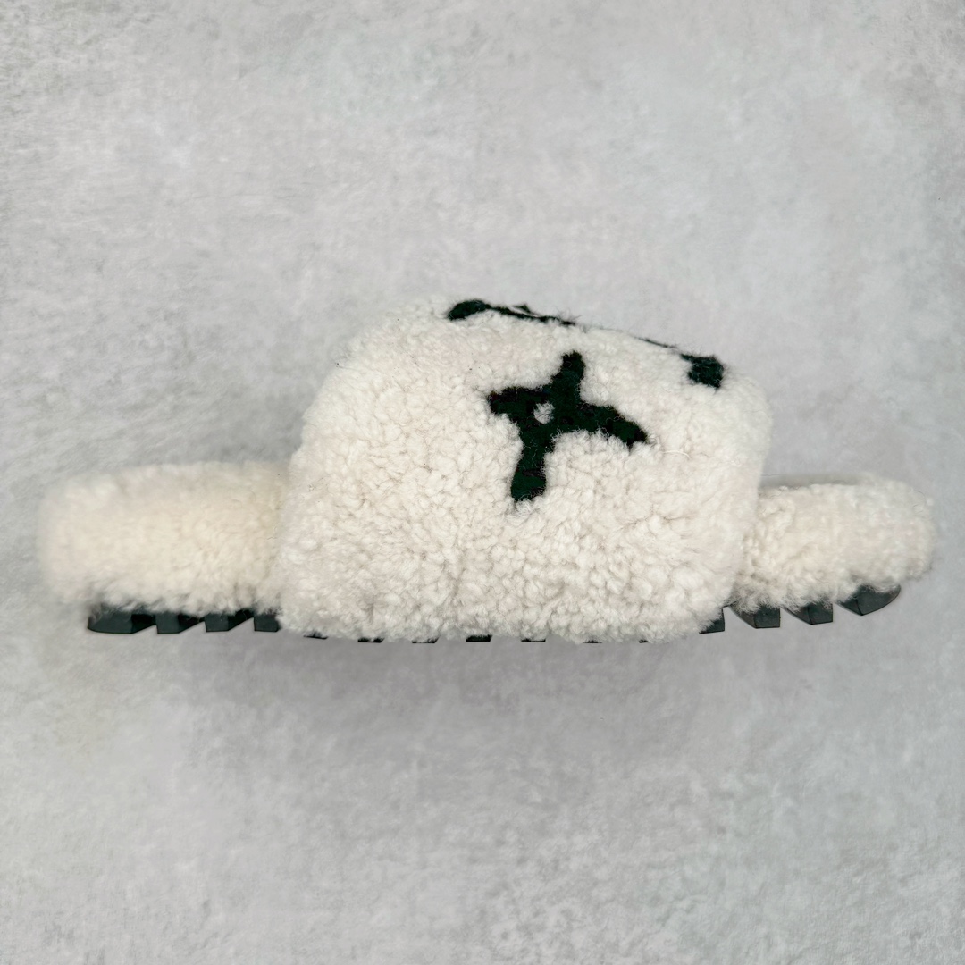 图片[2]-LOUIS VUITTON ｜路易威登2024ss最新秋冬款new arrival ～毛毛鞋半拖毛拖 winterbreak comfert 平底拖鞋 室内外穿着皆宜。纯羊羔毛材质，鞋面受专业理发师处理粟子头花纹，水台高密度发泡材质，轻盈舒适，鞋底厚度3.5。 上脚超显腿长 尺码： 36 37 38 39 40 41-选品中心