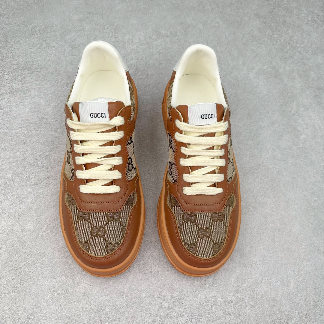 图片[2]-＃纯原福利 Gucci Chunky B Screener GG 古驰饼干鞋运动休闲鞋系列 纯原级别 原版盒子 官方一致原版 原标原盒 官方全套配件 原装雪梨形超软沙绒纸团 手工上线 不开胶 该品牌鞋款在制作中使用的是环保植物胶水 采用版凝胶技术(空胶工艺）存在一些缝隙属于正常现象 不用担心会影响到您的正常使用效果 采用厚底结构 巧妙运用外观设计、配色和材质三重元素 展现出复古风范 别致的橡胶鞋底 搭配米色和乌木色经典GG帆布鞋身及同色调皮革滚边 突显时尚大气的品味 尺码：35 36 37 38 39 40 41 42 43 44 45-选品中心