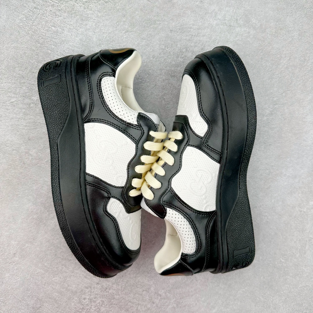 图片[3]-＃纯原福利 Gucci Chunky B Screener GG 古驰饼干鞋运动休闲鞋系列 纯原级别 原版盒子 官方一致原版 原标原盒 官方全套配件 原装雪梨形超软沙绒纸团 手工上线 不开胶 该品牌鞋款在制作中使用的是环保植物胶水 采用版凝胶技术(空胶工艺）存在一些缝隙属于正常现象 不用担心会影响到您的正常使用效果 采用厚底结构 巧妙运用外观设计、配色和材质三重元素 展现出复古风范 别致的橡胶鞋底 搭配米色和乌木色经典GG帆布鞋身及同色调皮革滚边 突显时尚大气的品味 尺码：35 36 37 38 39 40 41 42 43 44 45-选品中心