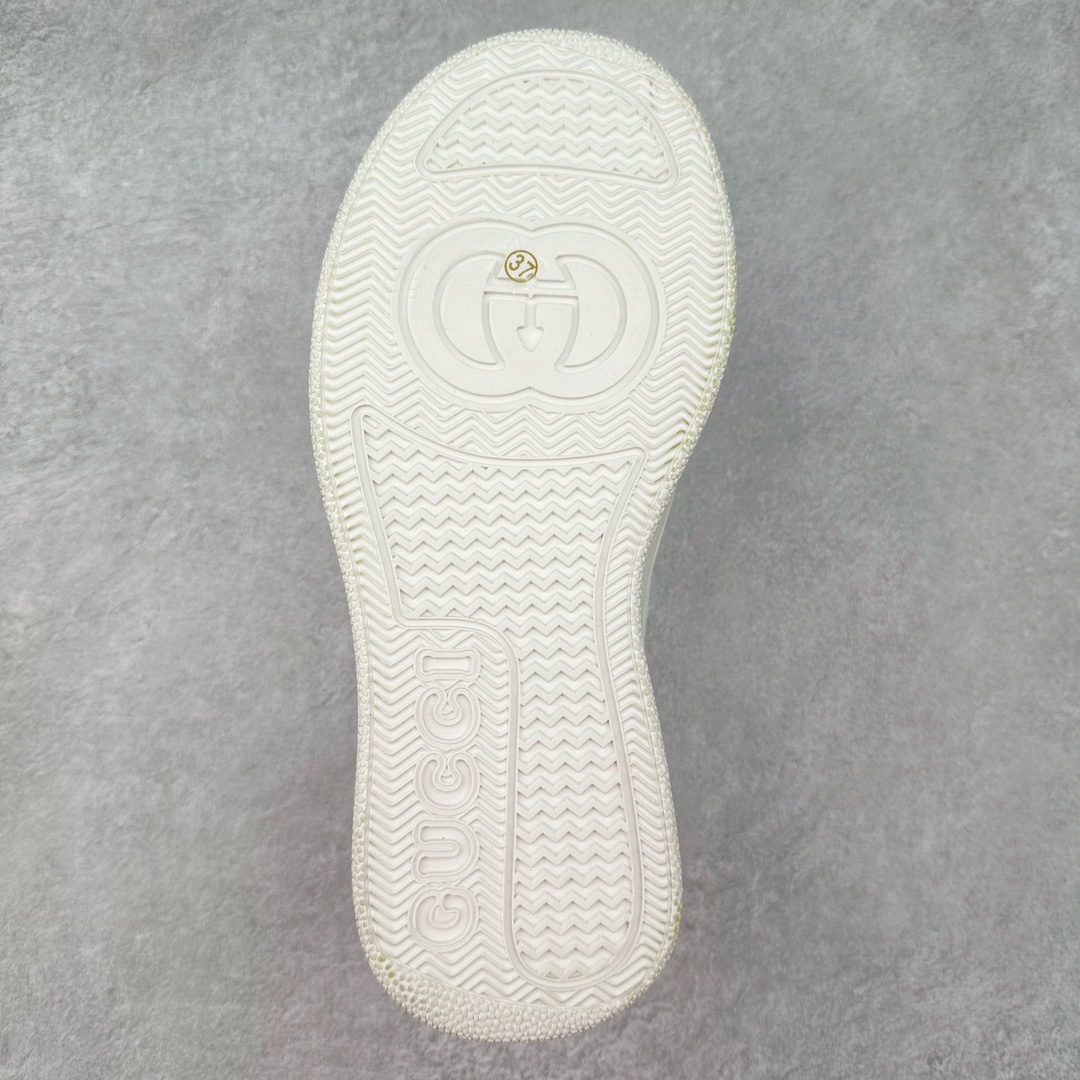 图片[9]-＃纯原福利 Gucci Chunky B Screener GG 古驰饼干鞋运动休闲鞋系列 纯原级别 原版盒子 官方一致原版 原标原盒 官方全套配件 原装雪梨形超软沙绒纸团 手工上线 不开胶 该品牌鞋款在制作中使用的是环保植物胶水 采用版凝胶技术(空胶工艺）存在一些缝隙属于正常现象 不用担心会影响到您的正常使用效果 采用厚底结构 巧妙运用外观设计、配色和材质三重元素 展现出复古风范 别致的橡胶鞋底 搭配米色和乌木色经典GG帆布鞋身及同色调皮革滚边 突显时尚大气的品味 尺码：35 36 37 38 39 40 41 42 43 44 45-选品中心