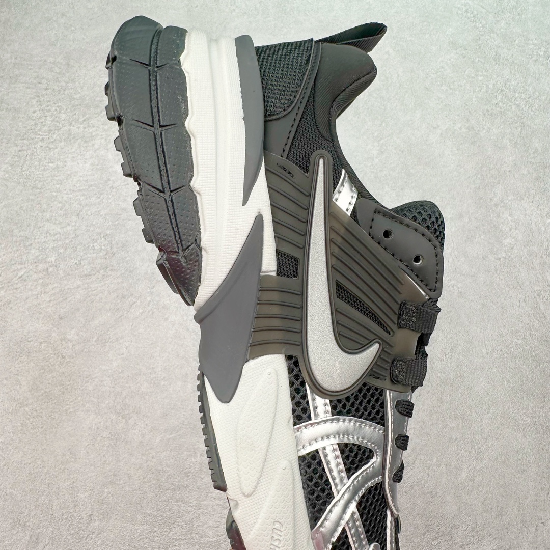 图片[6]-NK V2K Runtekk 减震防滑低帮 复古老爹鞋跑步鞋 FN0736-005 鞋款被命名为 Runtekk 设计上借鉴了 2000 年的跑鞋风格 配色上以金属银为主调 简练又有复古运动气质 材质上使用大面积网眼、皮革、TPU 组成 支撑和透气性肯定不错 中底处由 Cushlon 泡绵打造 保证在压马路时可以提供优秀脚感 并通过一手做旧氧化效果突出复古感 中底造型很容易让大家联想到巴黎世家3XL 增高效果同样不能忽视 尺码：36 36.5 37.5 38 38.5 39 40 40.5 41 42 42.5 43 44 44.5 45-选品中心