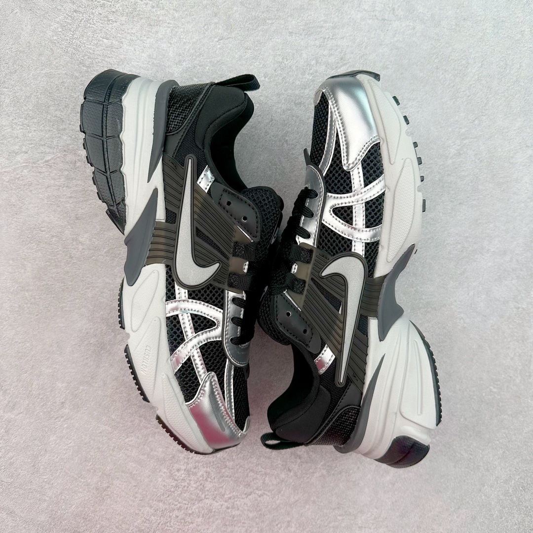 图片[3]-NK V2K Runtekk 减震防滑低帮 复古老爹鞋跑步鞋 FN0736-005 鞋款被命名为 Runtekk 设计上借鉴了 2000 年的跑鞋风格 配色上以金属银为主调 简练又有复古运动气质 材质上使用大面积网眼、皮革、TPU 组成 支撑和透气性肯定不错 中底处由 Cushlon 泡绵打造 保证在压马路时可以提供优秀脚感 并通过一手做旧氧化效果突出复古感 中底造型很容易让大家联想到巴黎世家3XL 增高效果同样不能忽视 尺码：36 36.5 37.5 38 38.5 39 40 40.5 41 42 42.5 43 44 44.5 45-选品中心