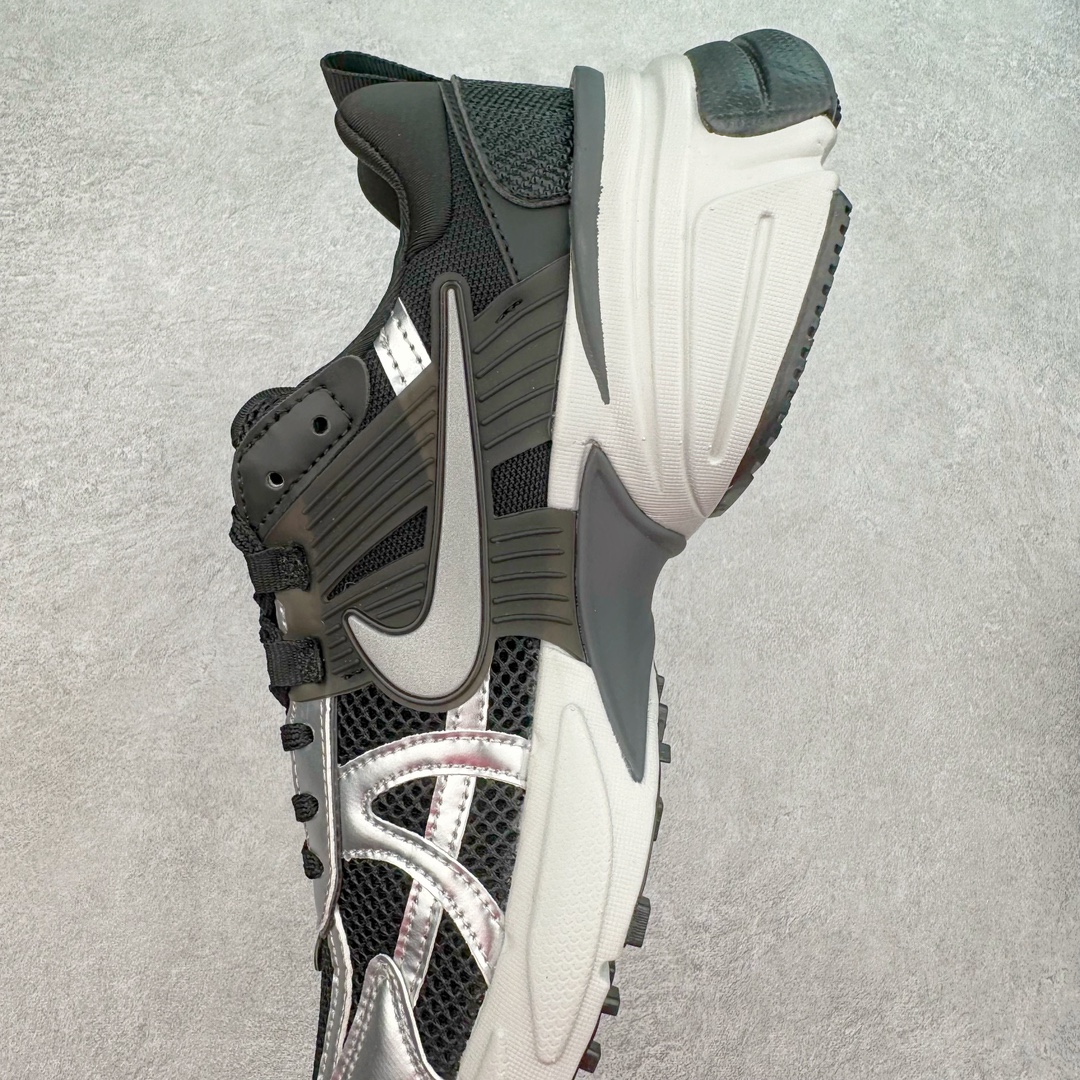 图片[7]-NK V2K Runtekk 减震防滑低帮 复古老爹鞋跑步鞋 FN0736-005 鞋款被命名为 Runtekk 设计上借鉴了 2000 年的跑鞋风格 配色上以金属银为主调 简练又有复古运动气质 材质上使用大面积网眼、皮革、TPU 组成 支撑和透气性肯定不错 中底处由 Cushlon 泡绵打造 保证在压马路时可以提供优秀脚感 并通过一手做旧氧化效果突出复古感 中底造型很容易让大家联想到巴黎世家3XL 增高效果同样不能忽视 尺码：36 36.5 37.5 38 38.5 39 40 40.5 41 42 42.5 43 44 44.5 45-选品中心