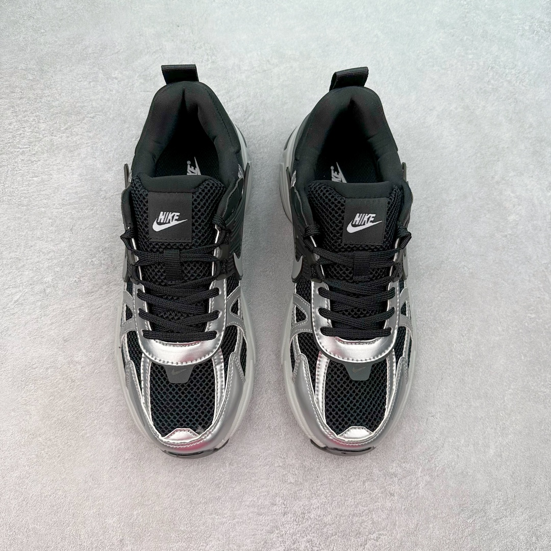 图片[2]-NK V2K Runtekk 减震防滑低帮 复古老爹鞋跑步鞋 FN0736-005 鞋款被命名为 Runtekk 设计上借鉴了 2000 年的跑鞋风格 配色上以金属银为主调 简练又有复古运动气质 材质上使用大面积网眼、皮革、TPU 组成 支撑和透气性肯定不错 中底处由 Cushlon 泡绵打造 保证在压马路时可以提供优秀脚感 并通过一手做旧氧化效果突出复古感 中底造型很容易让大家联想到巴黎世家3XL 增高效果同样不能忽视 尺码：36 36.5 37.5 38 38.5 39 40 40.5 41 42 42.5 43 44 44.5 45-选品中心