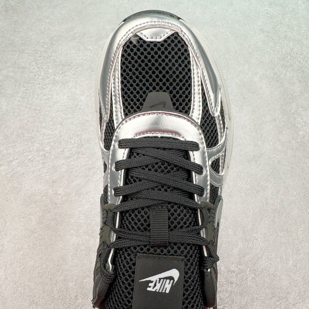图片[4]-NK V2K Runtekk 减震防滑低帮 复古老爹鞋跑步鞋 FN0736-005 鞋款被命名为 Runtekk 设计上借鉴了 2000 年的跑鞋风格 配色上以金属银为主调 简练又有复古运动气质 材质上使用大面积网眼、皮革、TPU 组成 支撑和透气性肯定不错 中底处由 Cushlon 泡绵打造 保证在压马路时可以提供优秀脚感 并通过一手做旧氧化效果突出复古感 中底造型很容易让大家联想到巴黎世家3XL 增高效果同样不能忽视 尺码：36 36.5 37.5 38 38.5 39 40 40.5 41 42 42.5 43 44 44.5 45-选品中心